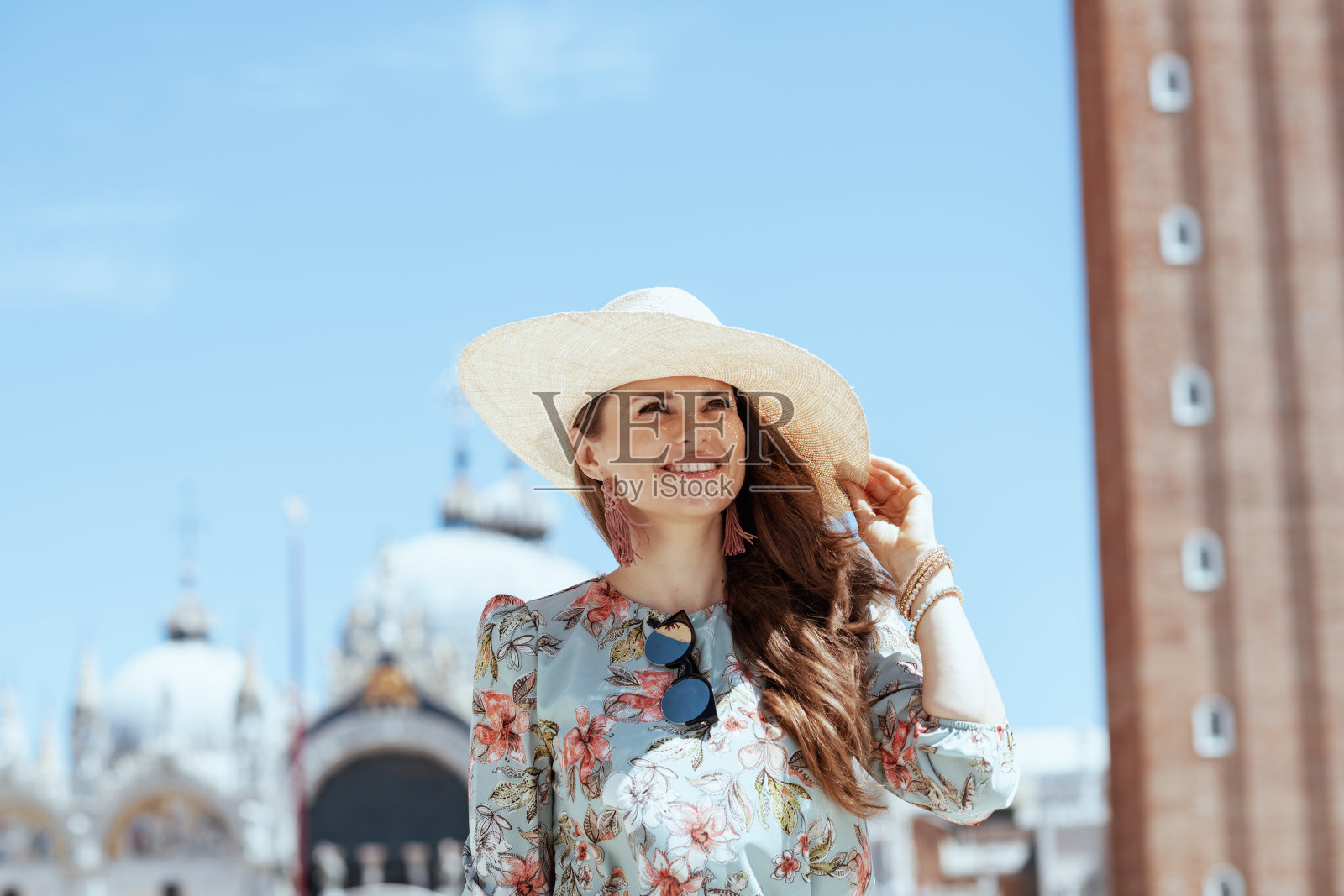 快乐时尚的女人在花裙子有远足照片摄影图片