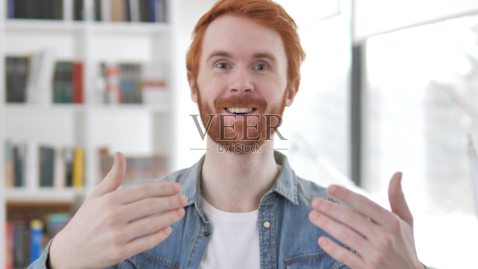 邀请手势的年轻休闲红发男子照片摄影图片