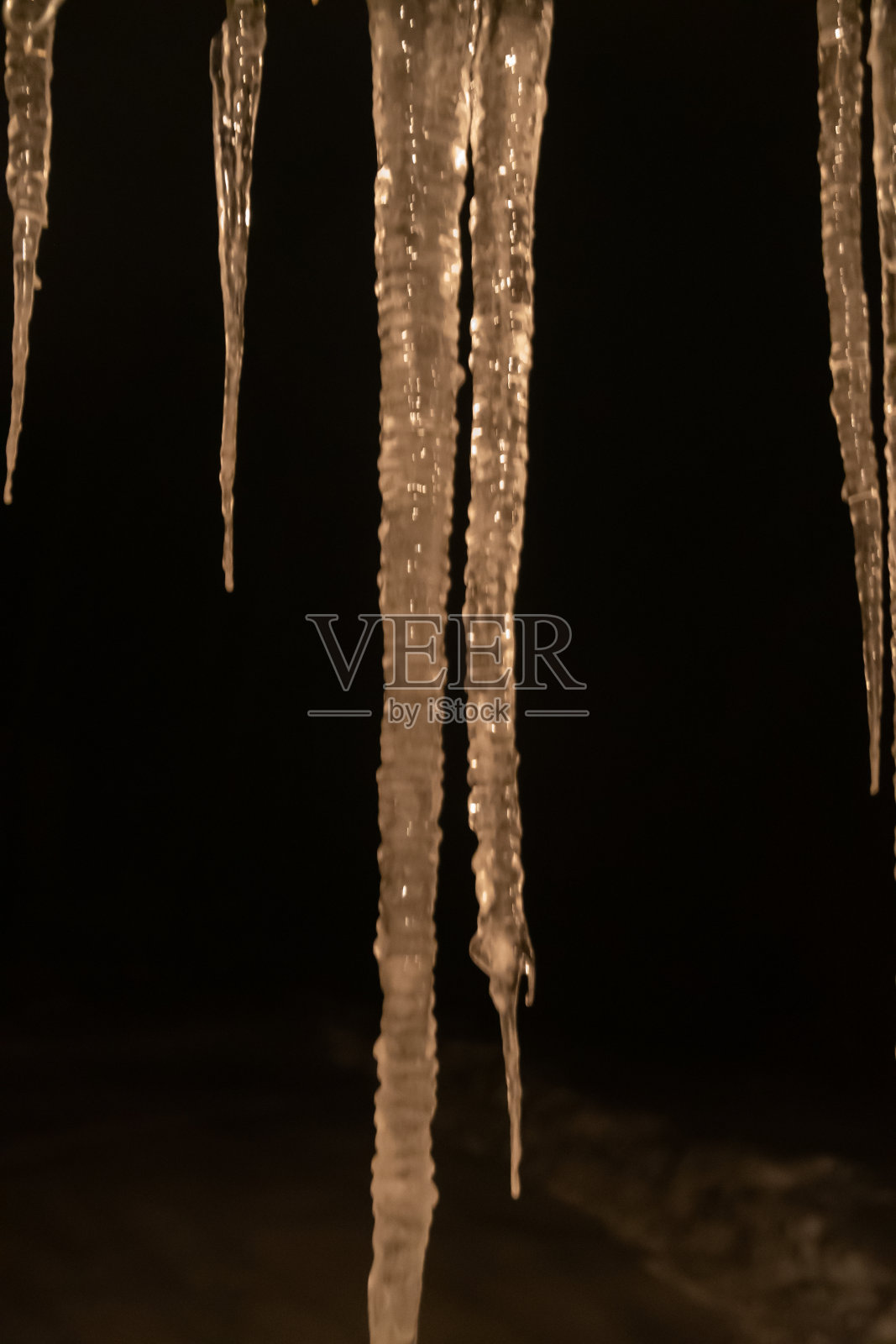 黑色背景上的冰柱照片摄影图片