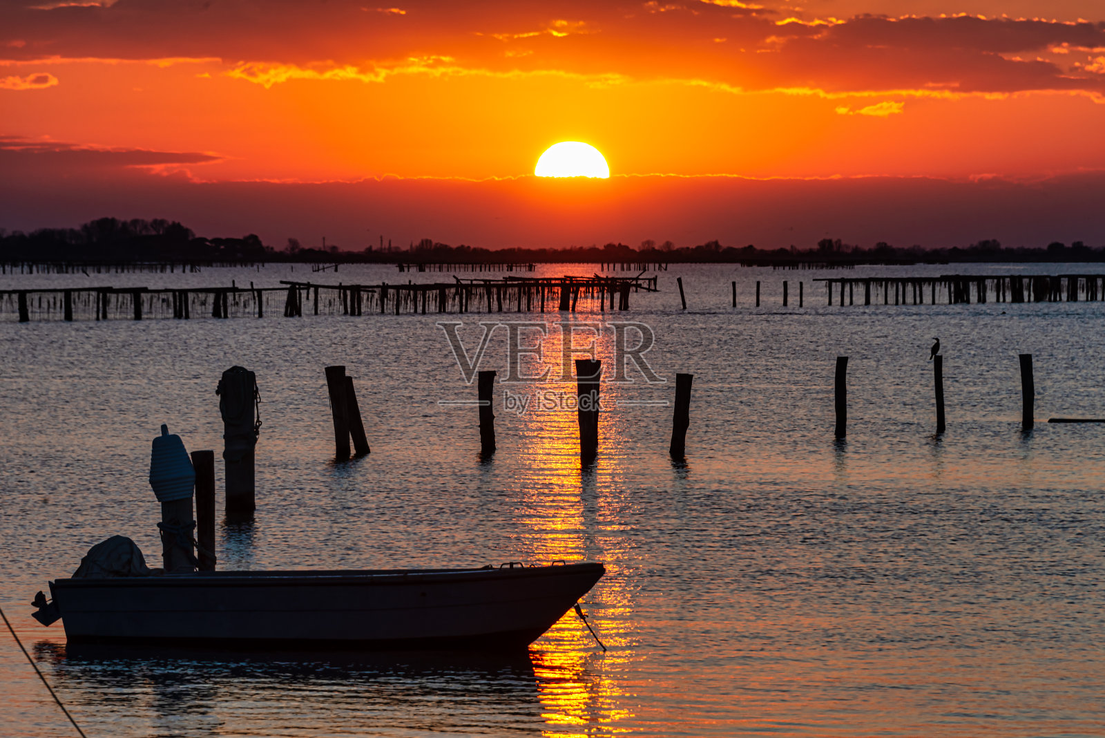 意大利波河三角洲的令人叹为观止的日落照片摄影图片