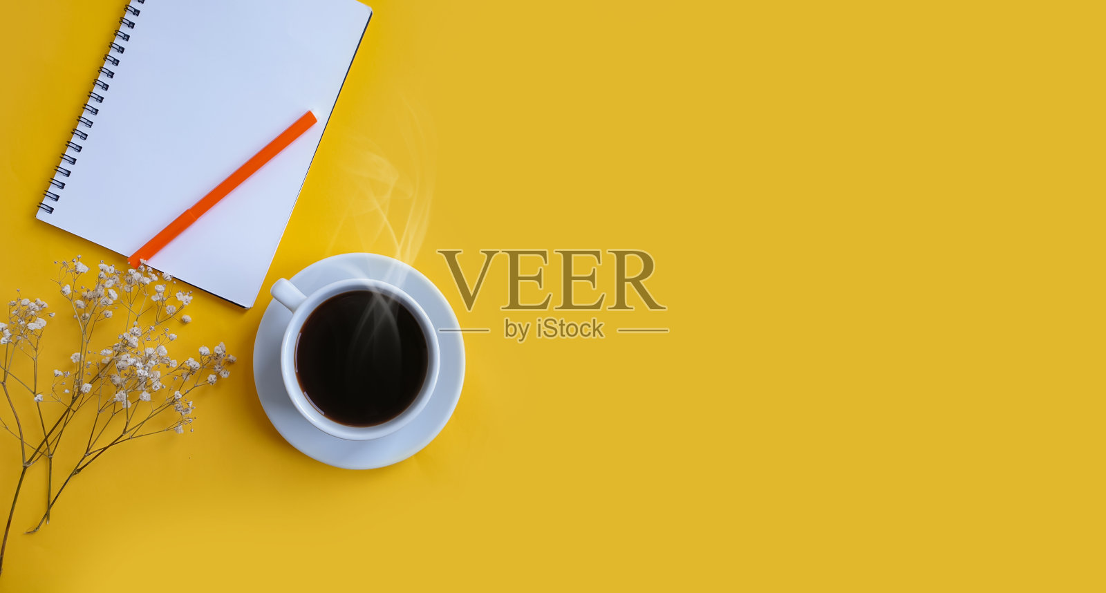 笔记本，彩色背景上的一杯咖啡照片摄影图片