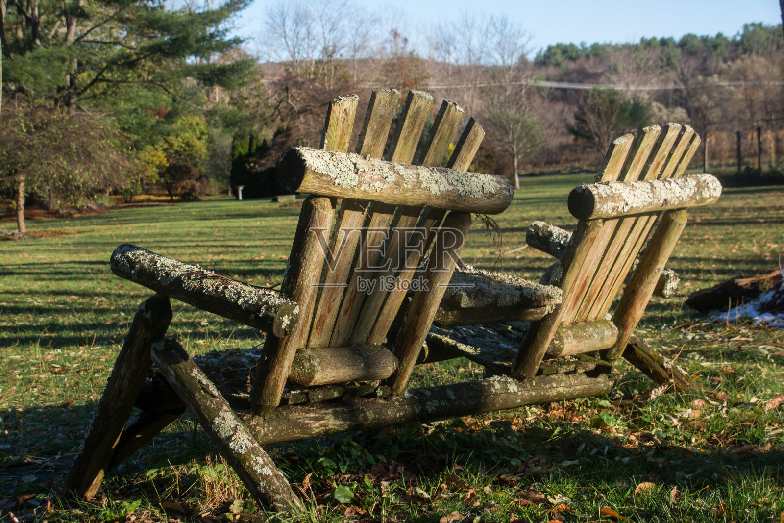 大型斜倚木制阿迪朗达克椅照片摄影图片