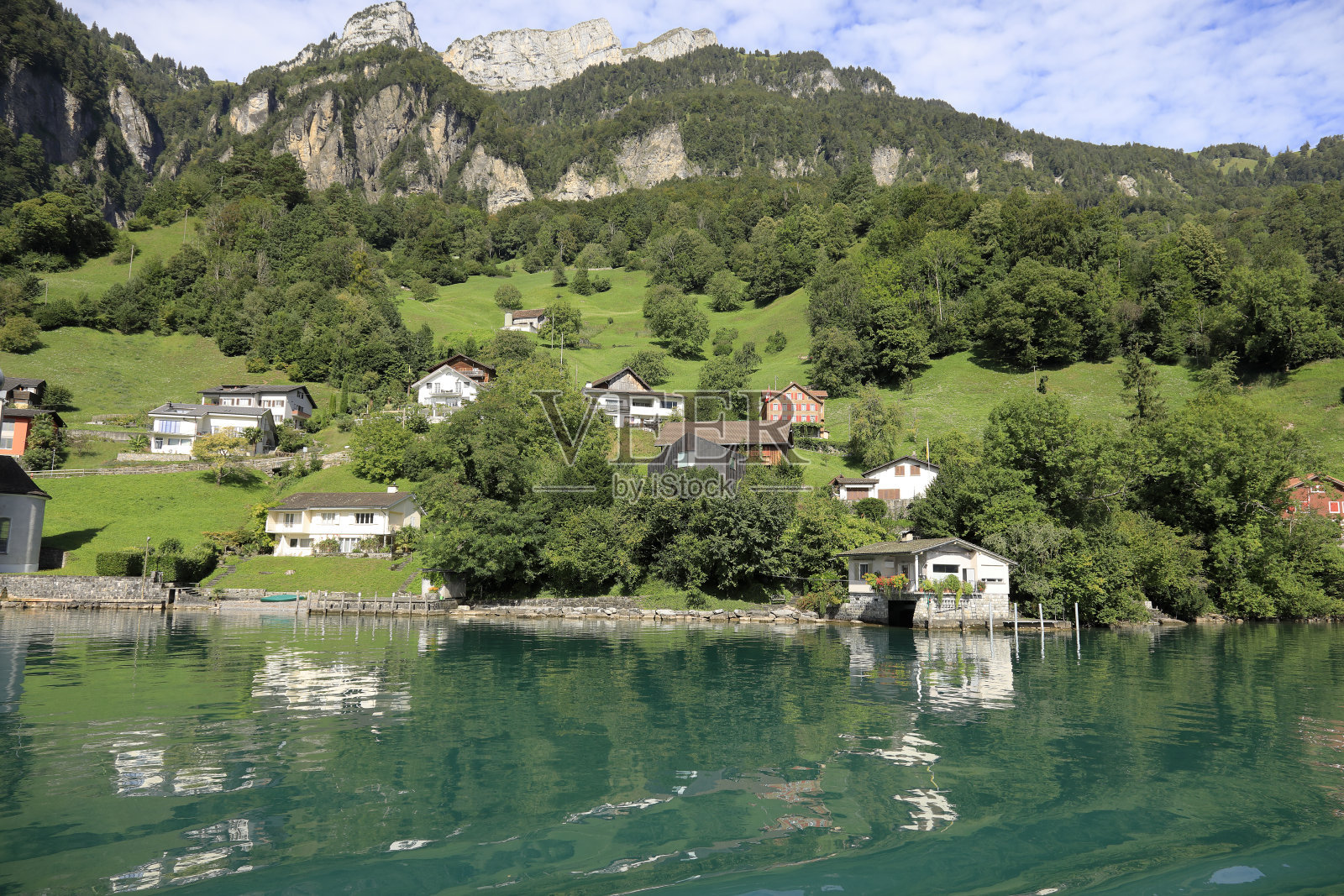 有一个叫鲍恩的小村庄的建筑照片摄影图片