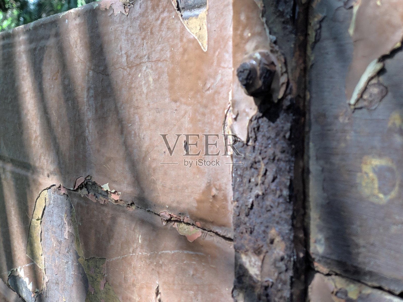 后面是卡车车厢的墙照片摄影图片