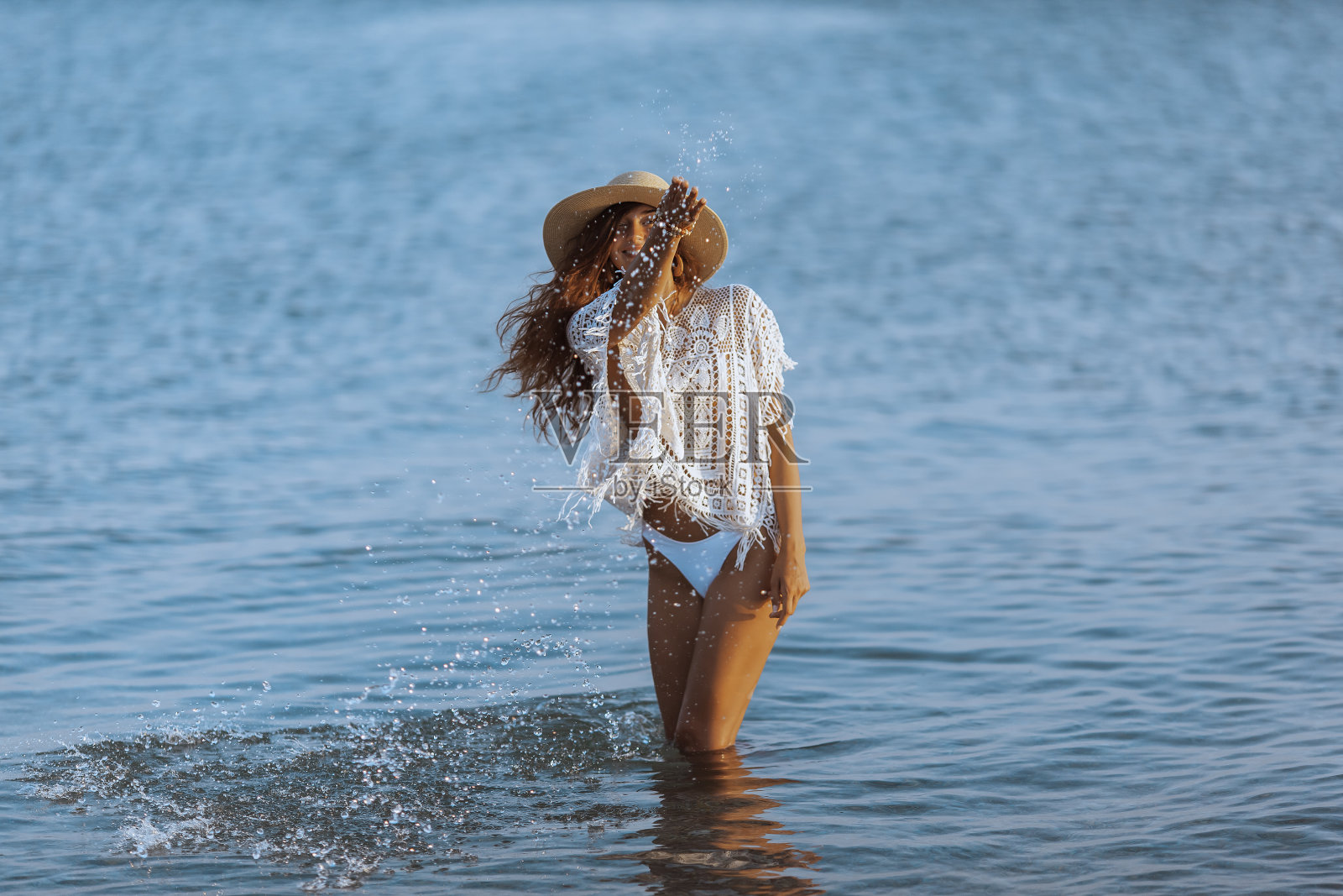 度假期间在海滩上休息的女人照片摄影图片
