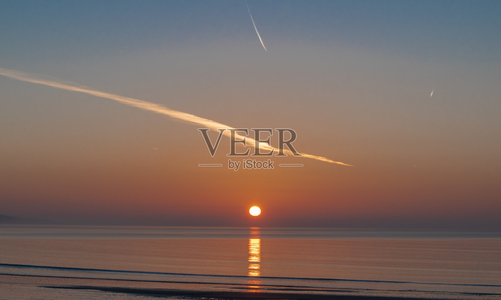 海上美丽的日出。海上日出照片摄影图片