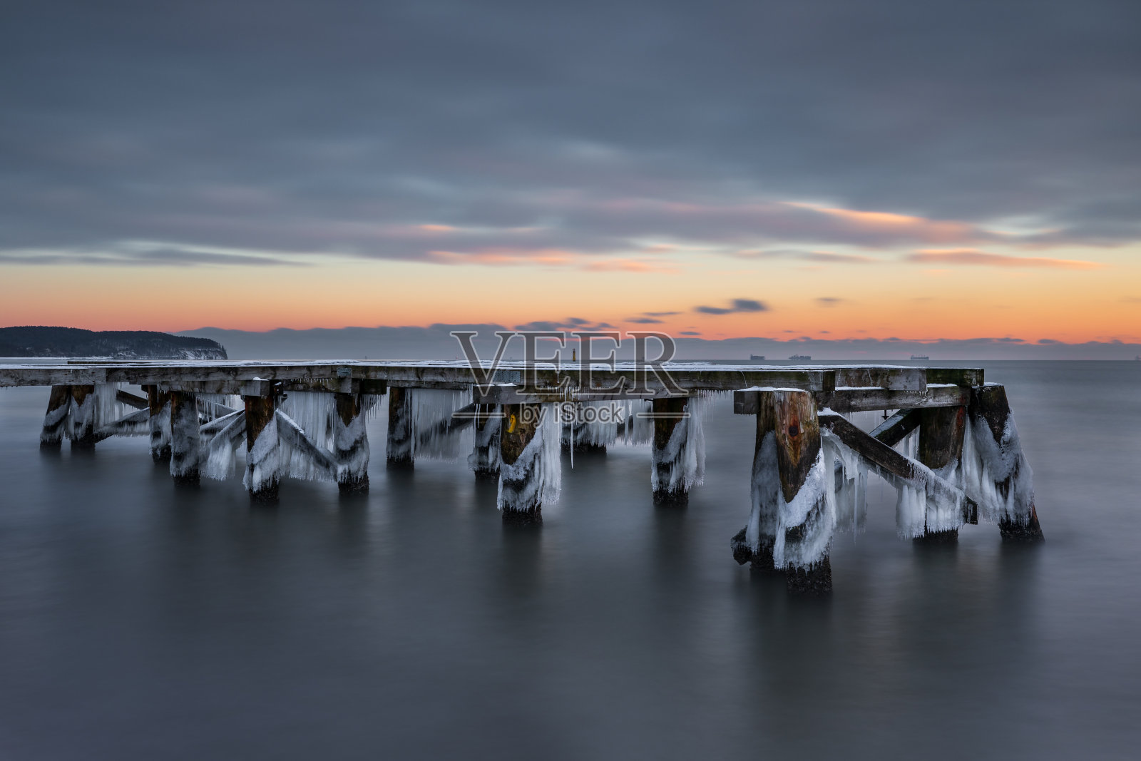 清晨，在索波特冰冻的小码头。波兰。照片摄影图片