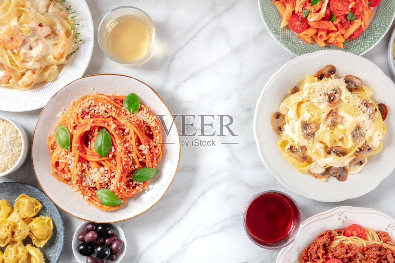 意大利面，从上往下拍，有文字的地方照片摄影图片