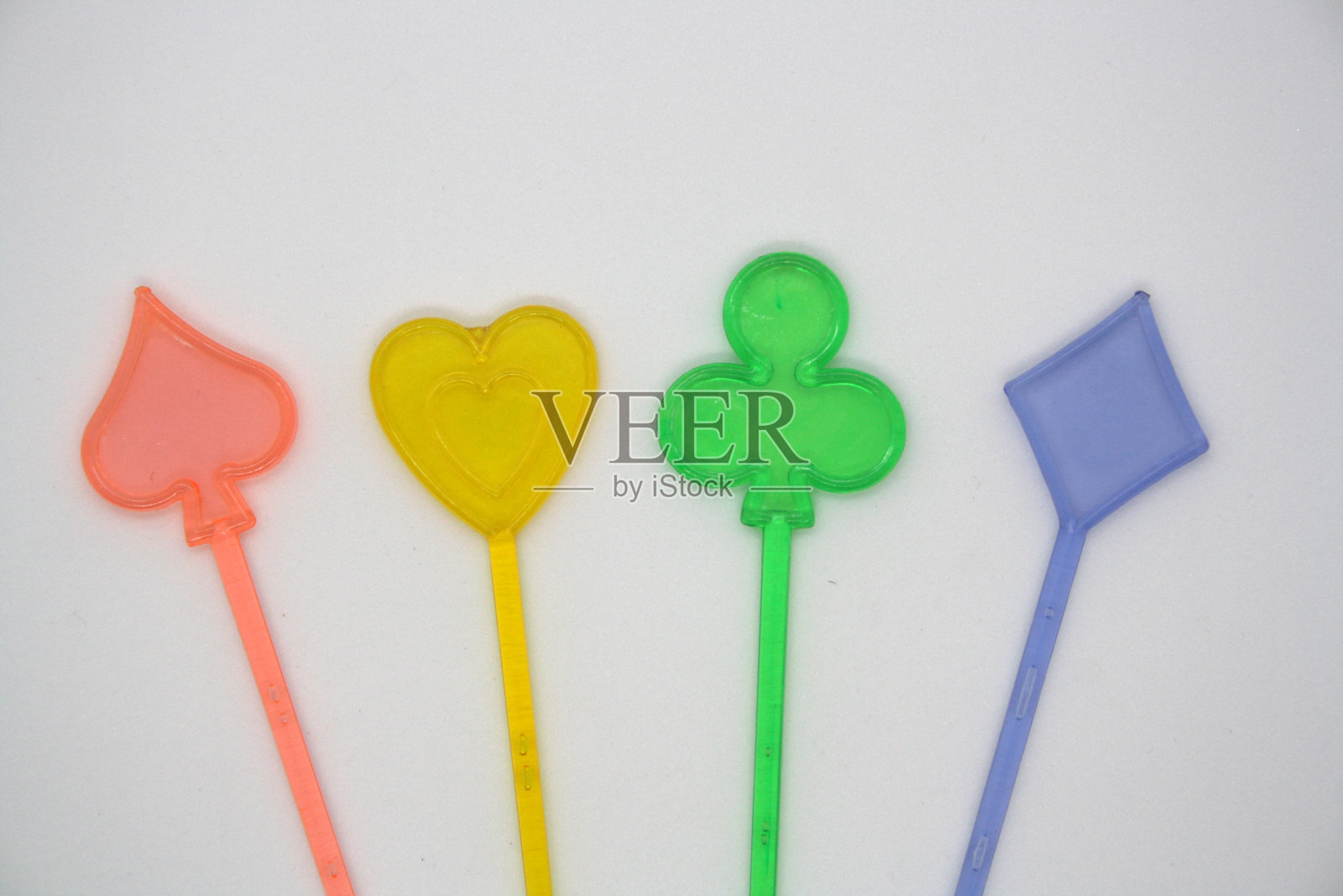 彩色的小点心孤立在白色的背景上。照片摄影图片