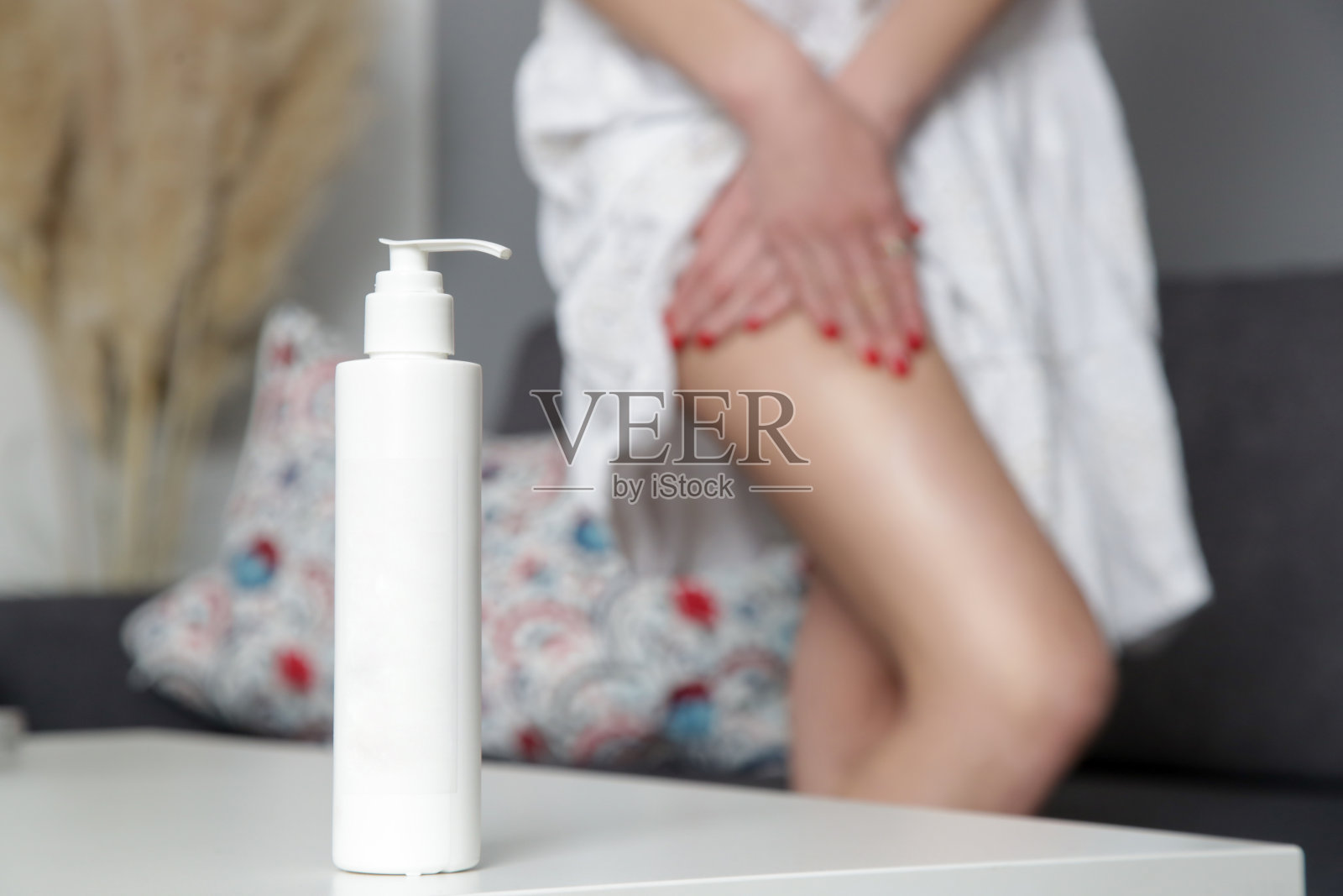 在家里使用护肤品的女性。家庭生活、家庭水疗、自我护理、呵护的理念。照片摄影图片