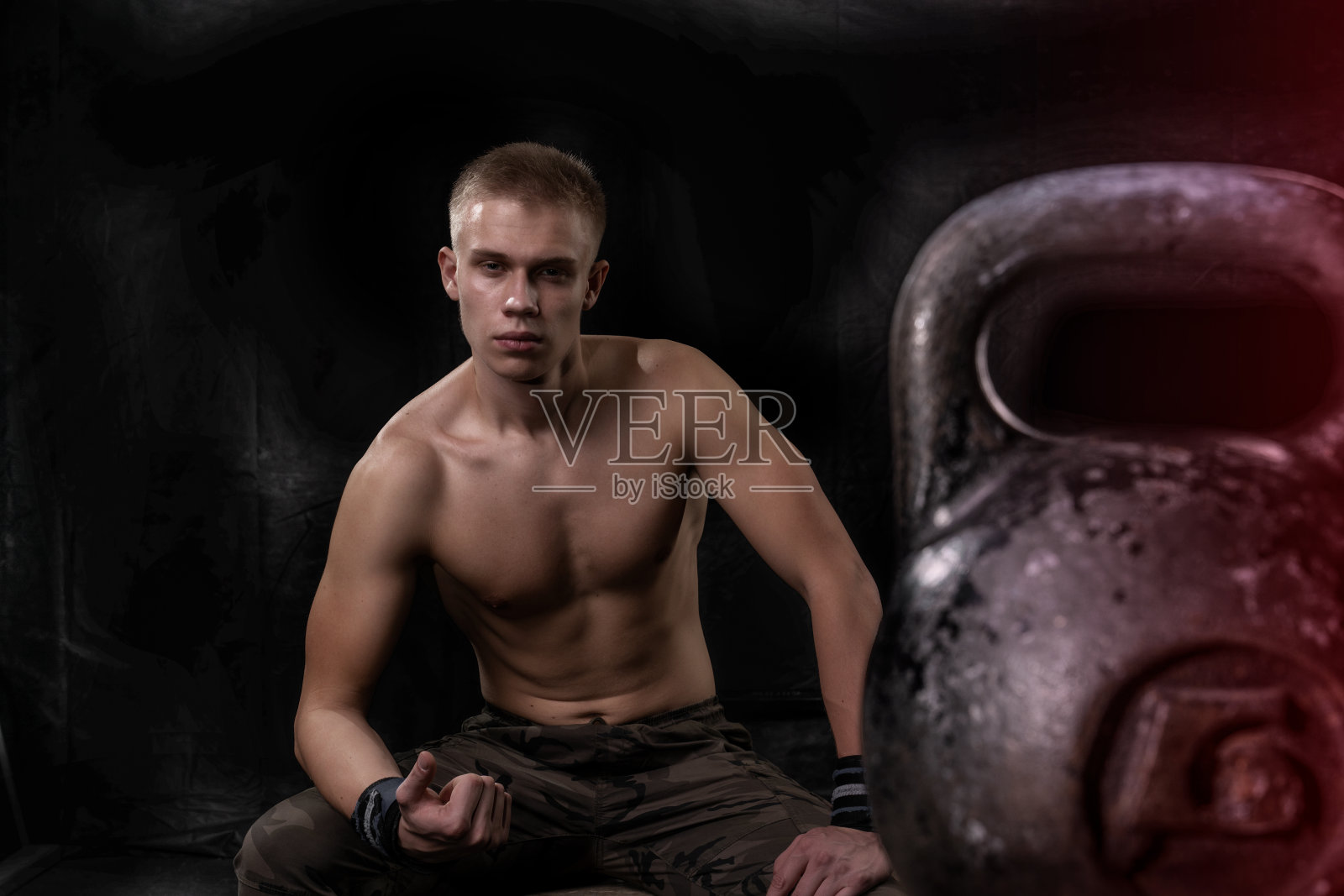 年轻的肌肉发达的运动员在体育馆训练照片摄影图片