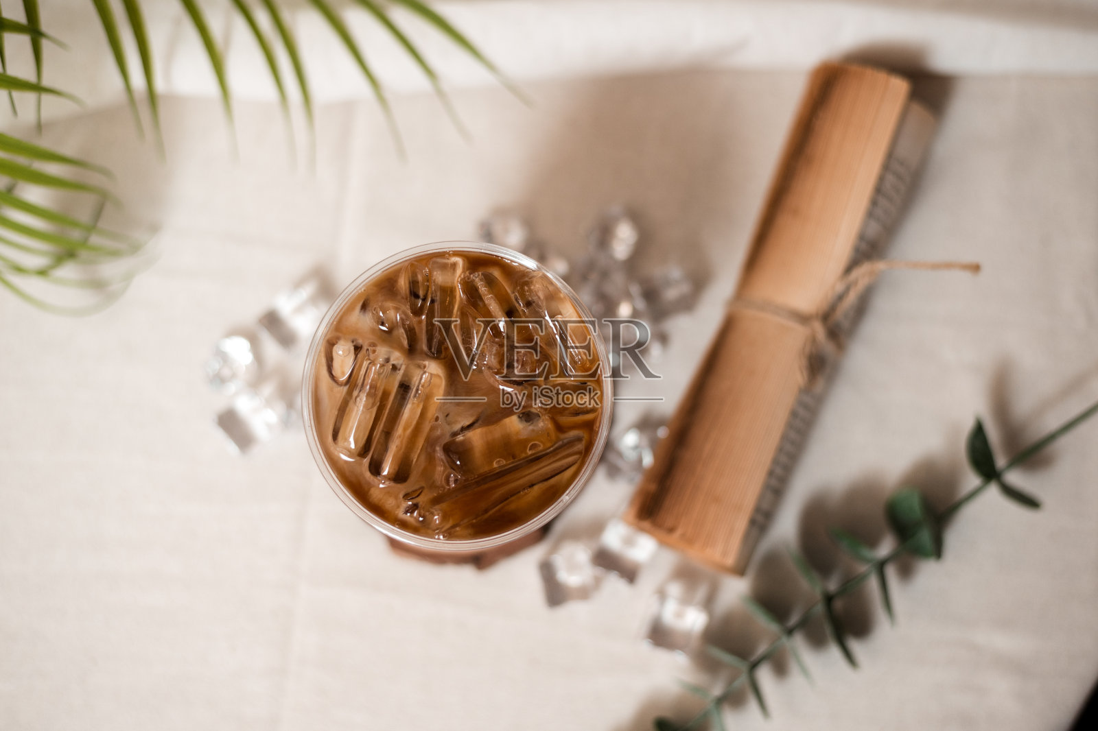 桌上有一杯咖啡照片摄影图片