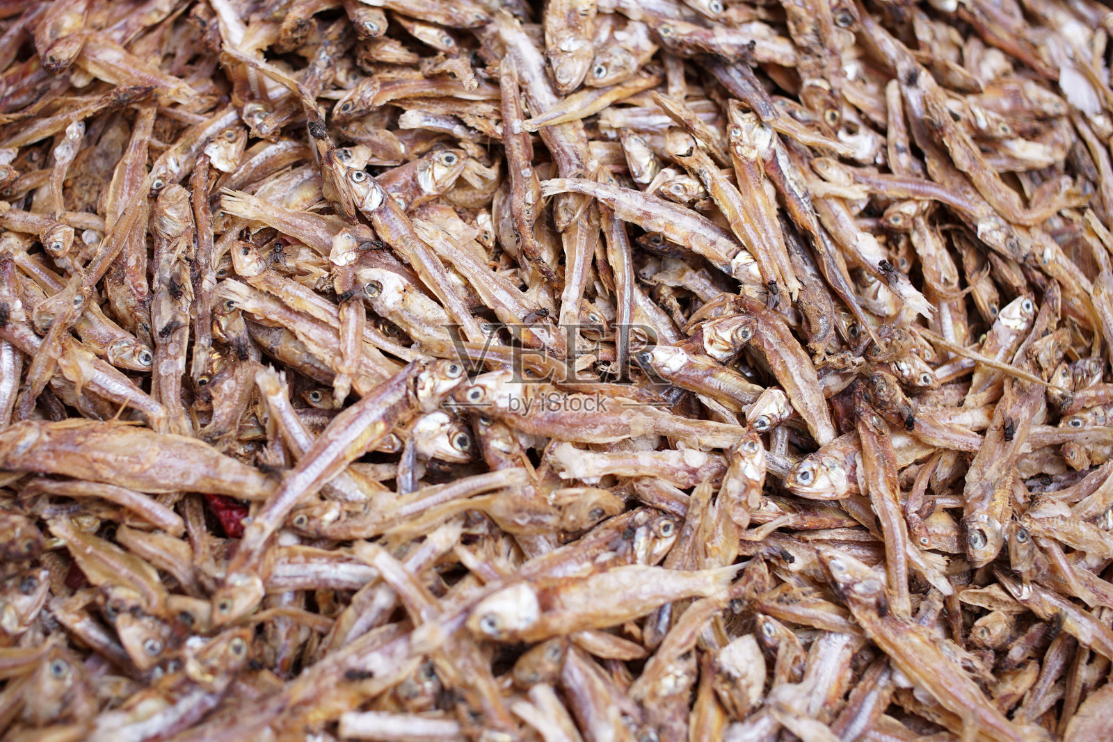 木盘上一堆凤尾鱼照片摄影图片