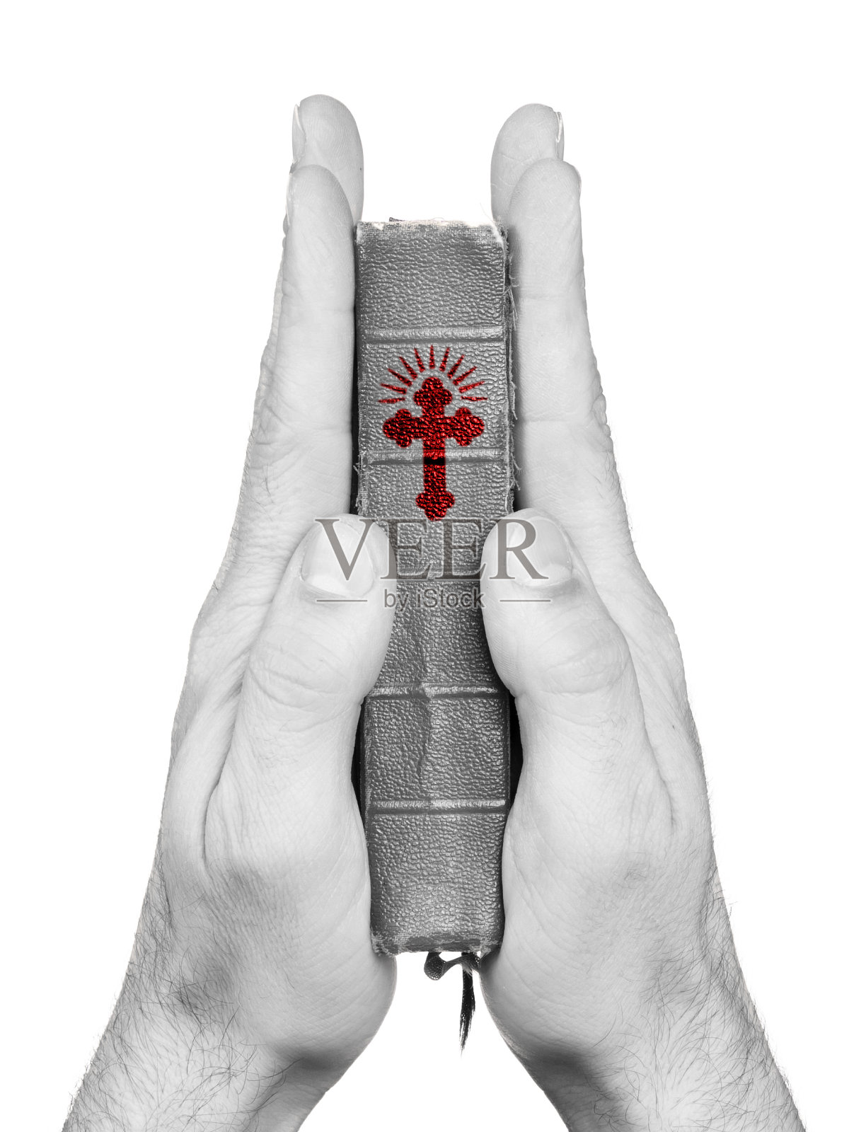 祈祷的双手捧着旧圣经，孤立上白照片摄影图片