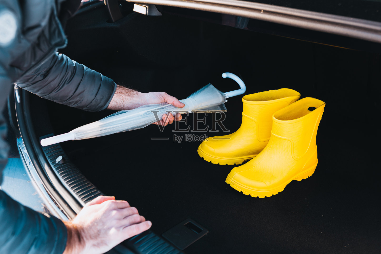 把雨伞和胶靴放在汽车后备箱里照片摄影图片