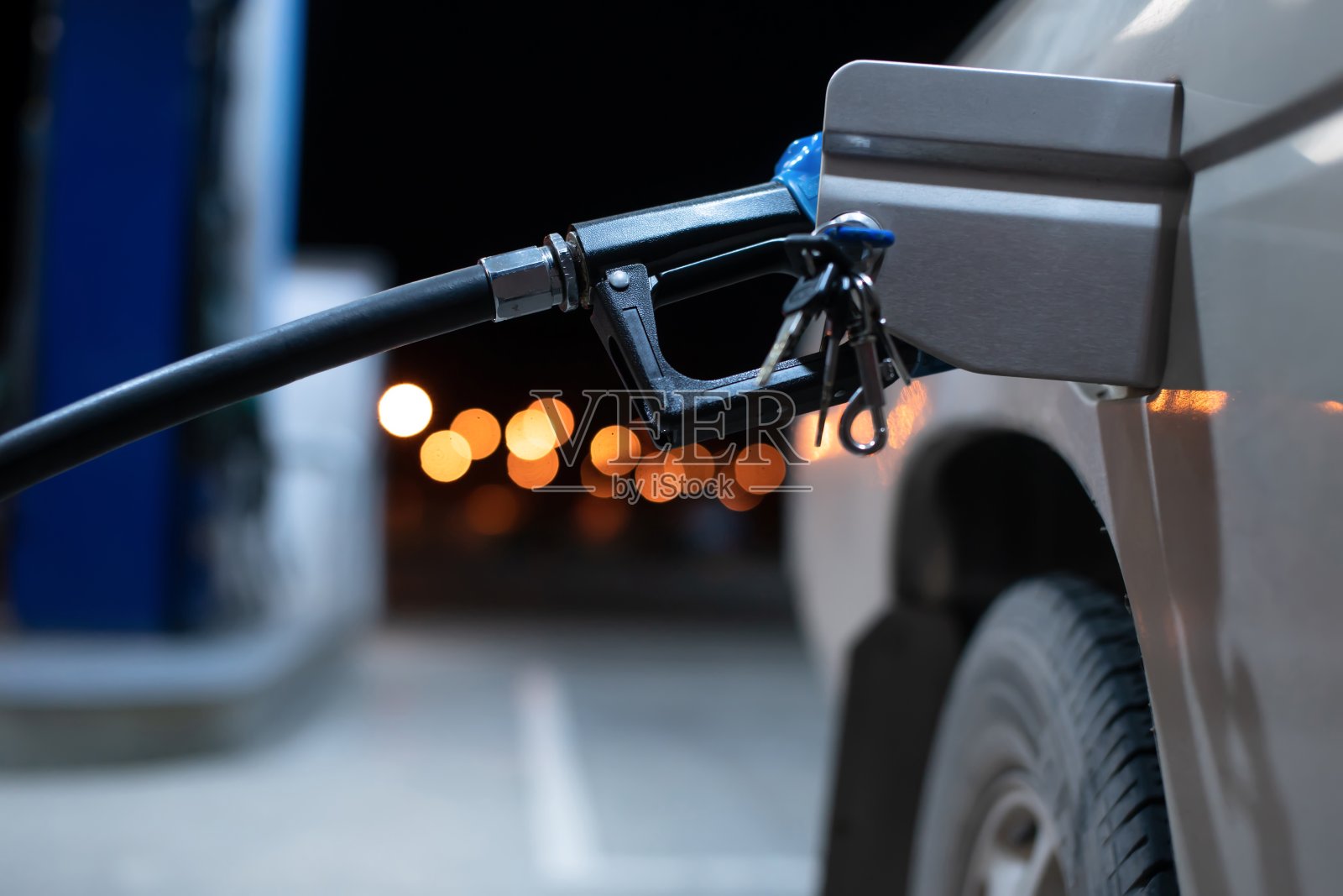 晚上在加油站加油，背景是博凯的灯照片摄影图片