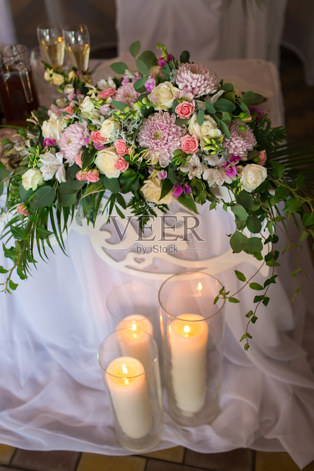 婚礼桌上的鲜花和蜡烛照片摄影图片