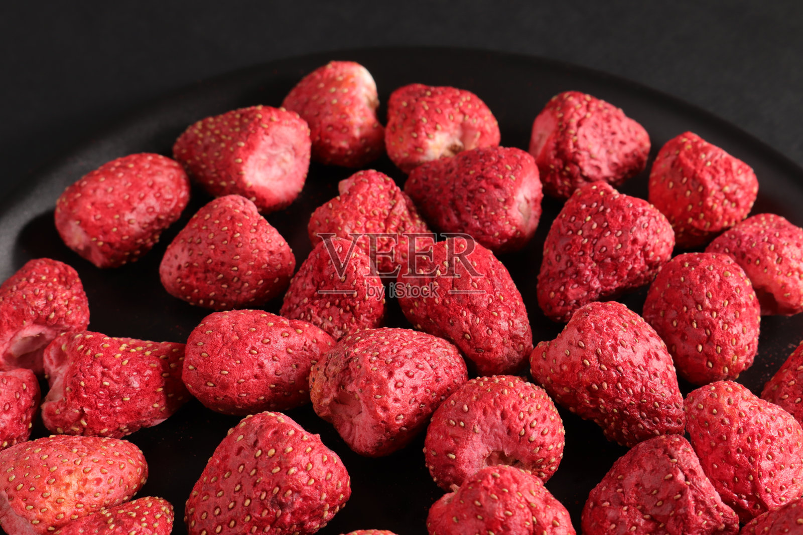 脱水草莓。冻干草莓片照片摄影图片