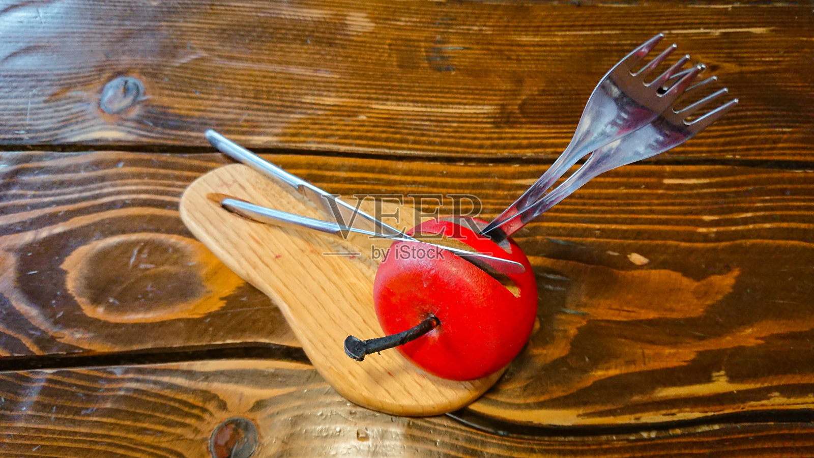 餐具放在木制的苹果形架子上照片摄影图片