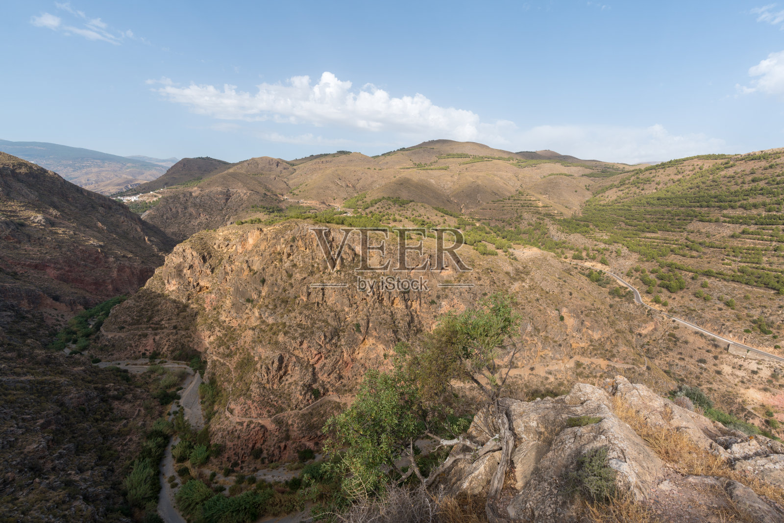 西班牙南部La Alpujarra的多山景观照片摄影图片