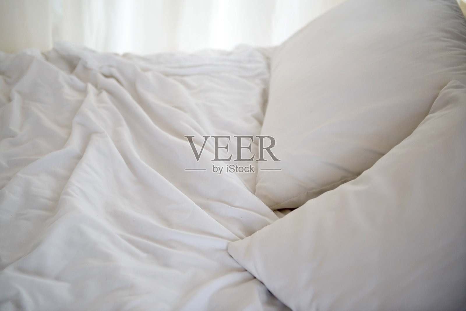 皱巴巴的白床单。照片摄影图片