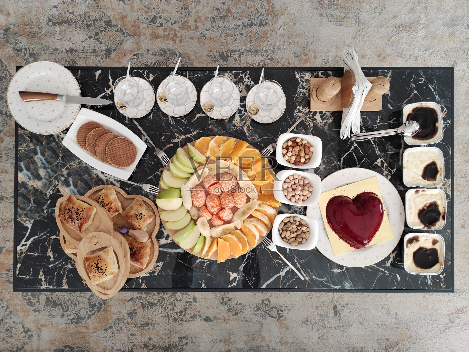 餐桌上有早餐、小吃和传统餐具照片摄影图片