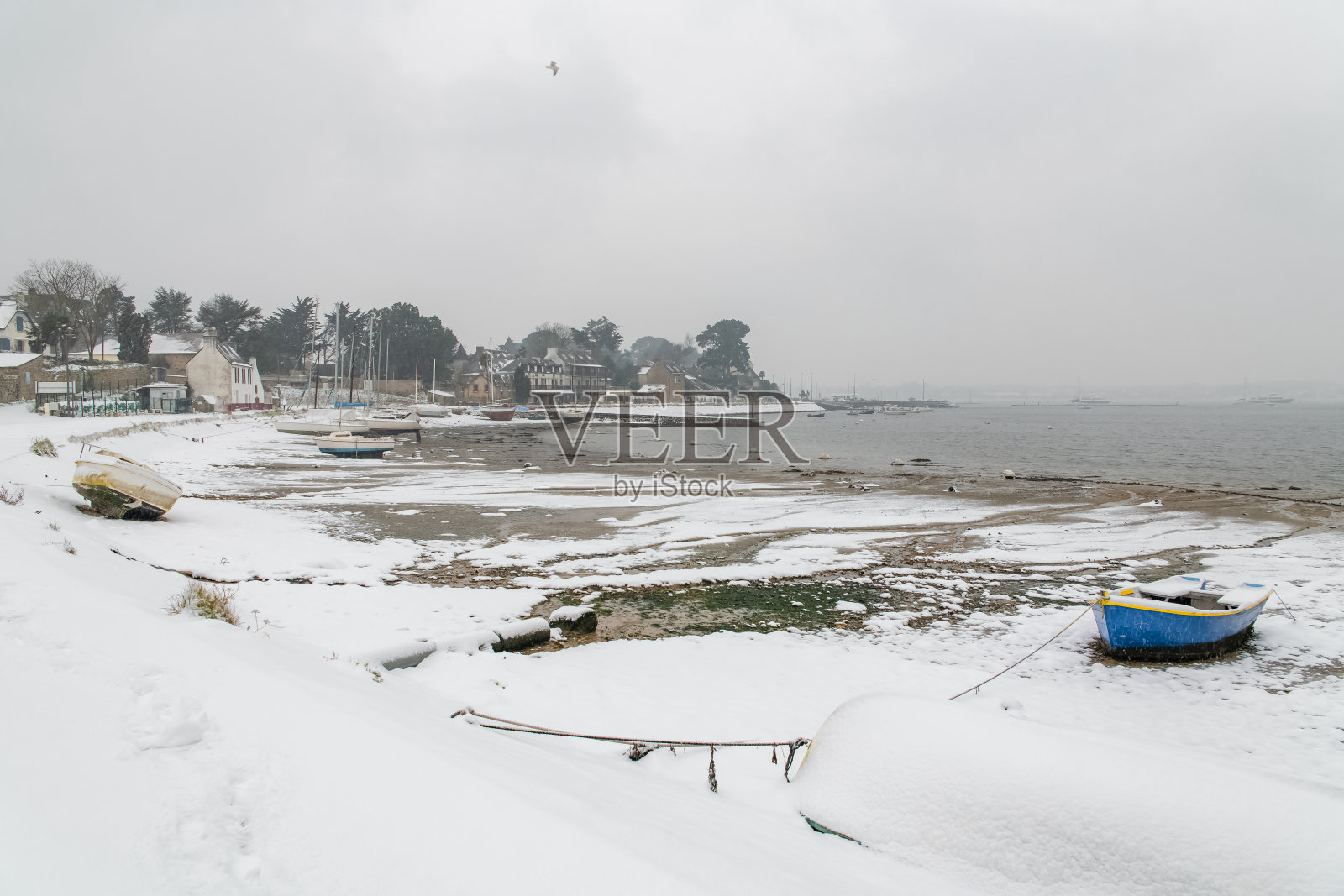 布列塔尼，雪下的梅因岛照片摄影图片