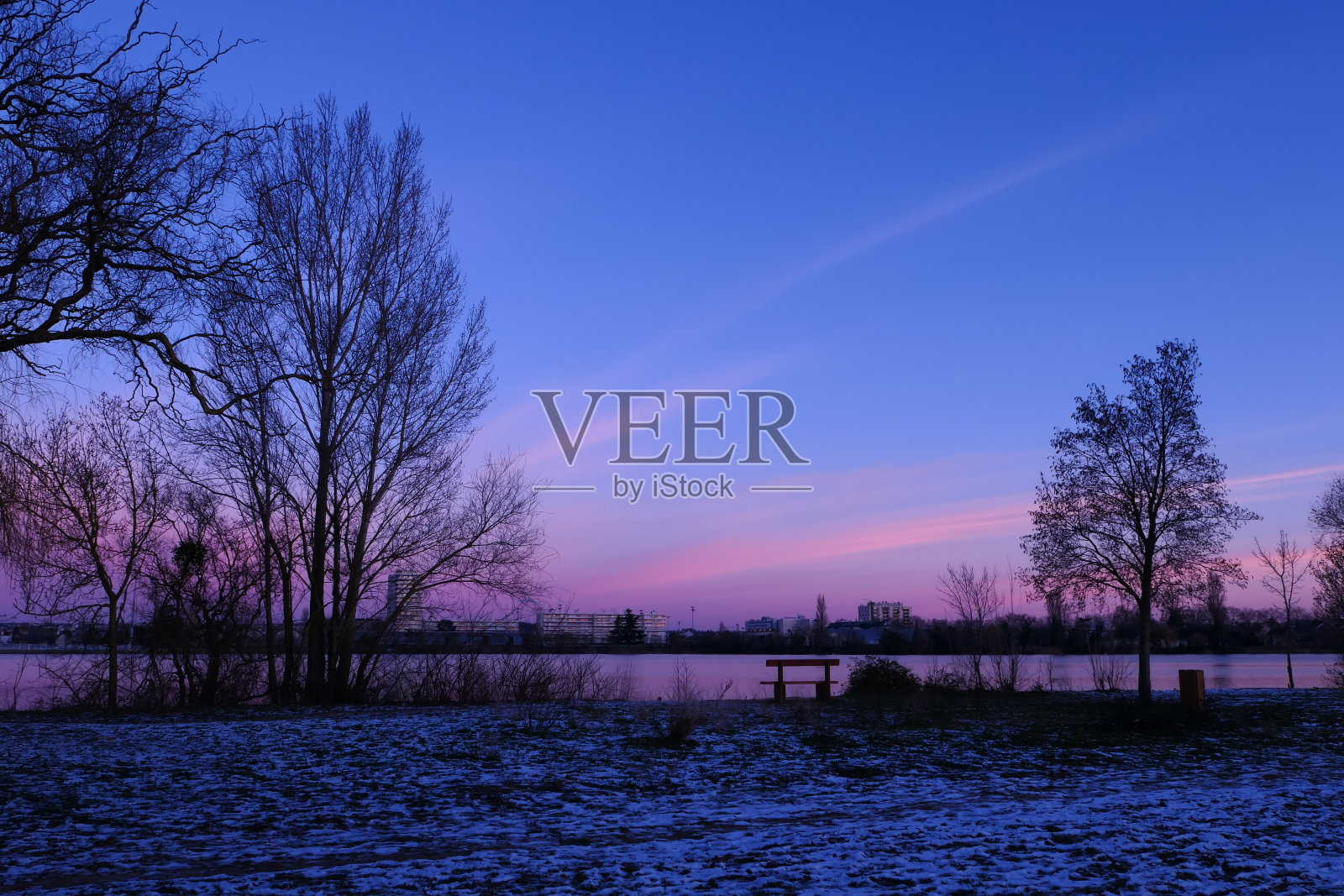 湖面前的冬季景色。照片摄影图片