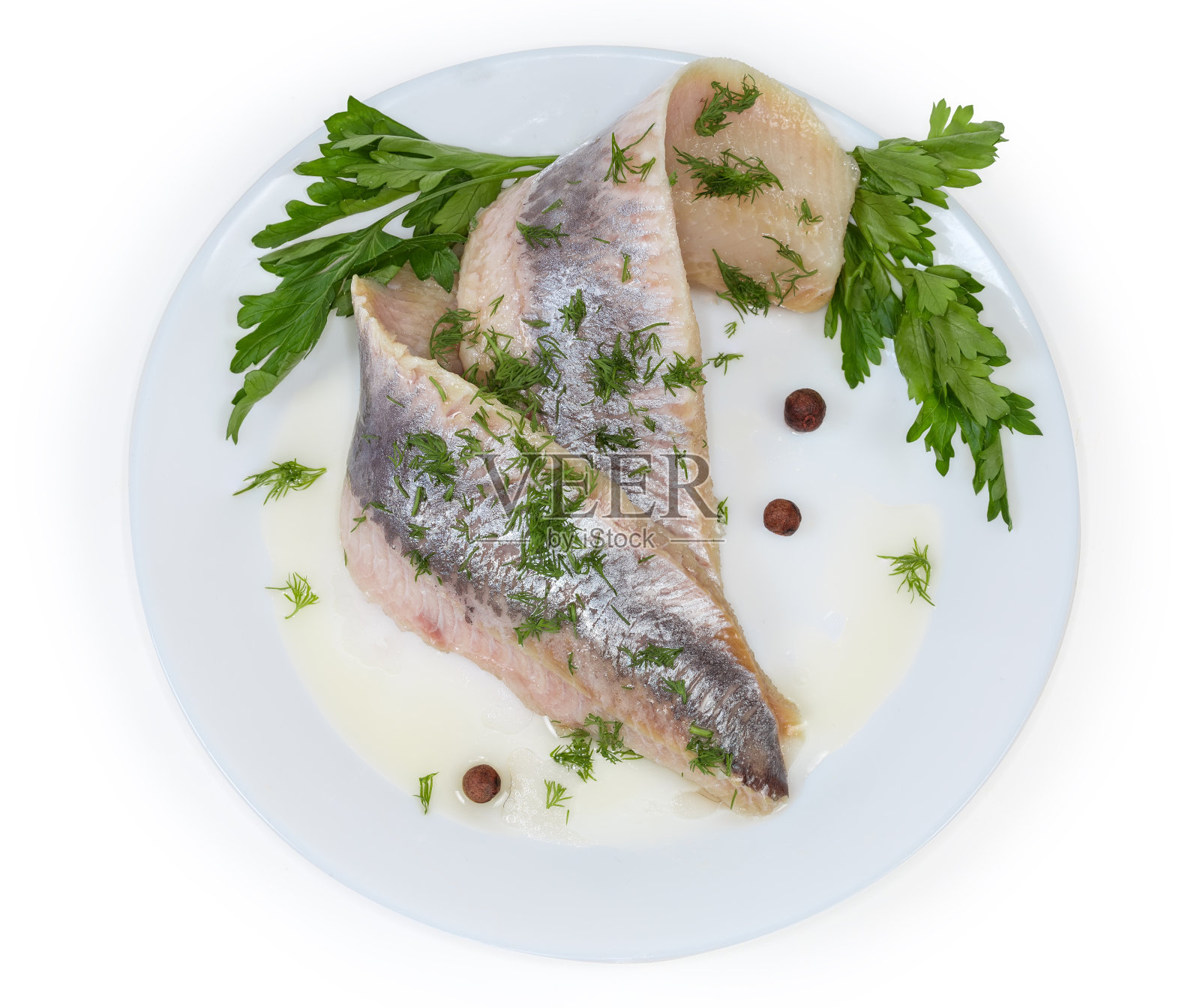 腌鲱鱼片配新鲜欧芹和莳萝照片摄影图片