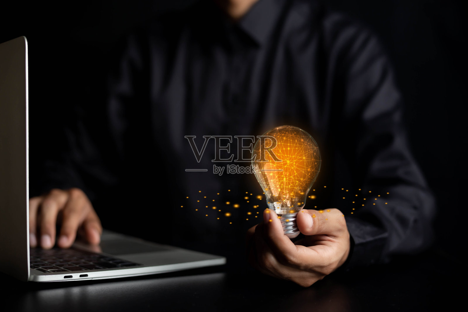 抱着灯泡，想法的新想法美丽的创意和交流的新发明与创新的技术和创造力。照片摄影图片