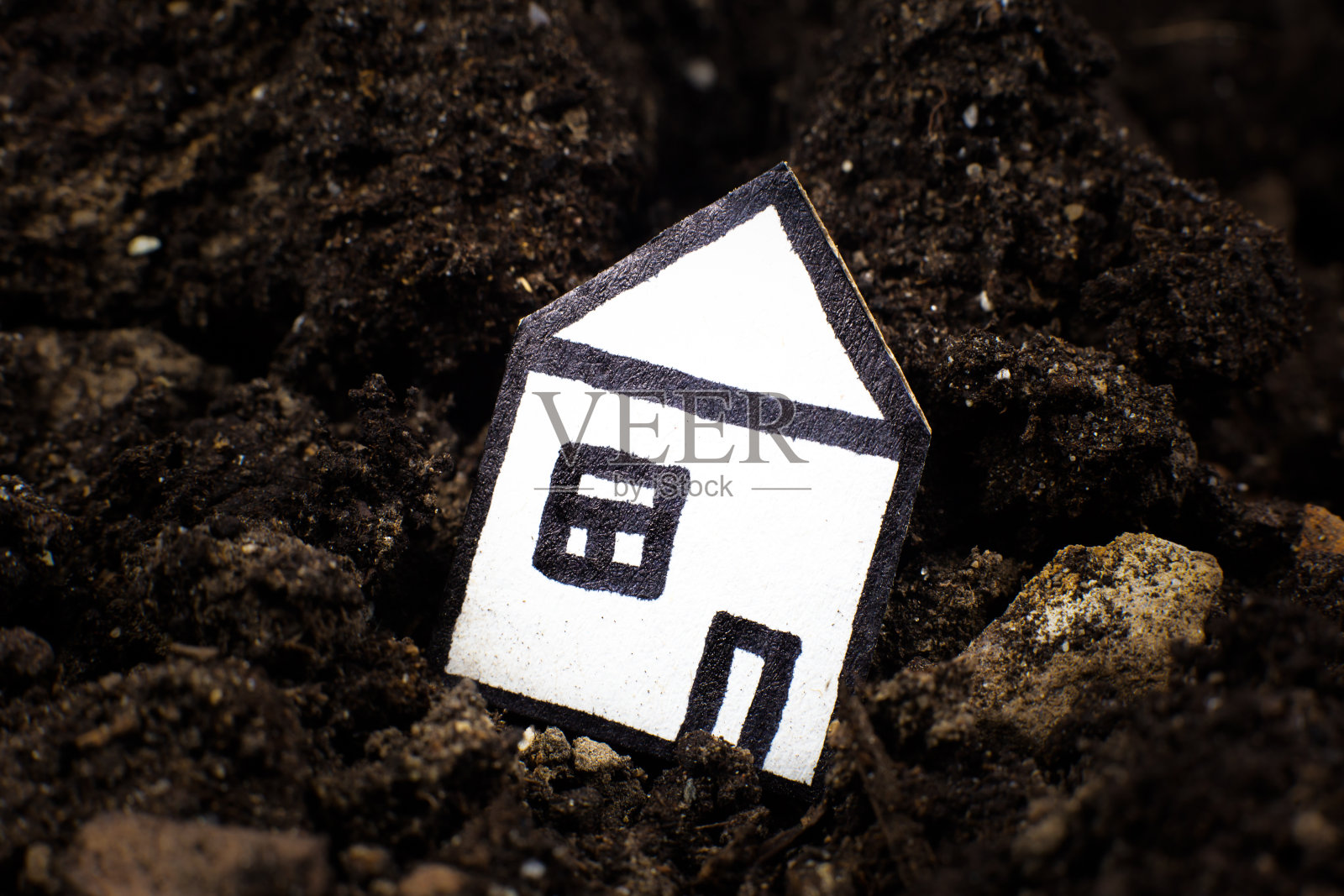 房子在土壤里。地震和房屋损失的概念。redit债务。照片摄影图片