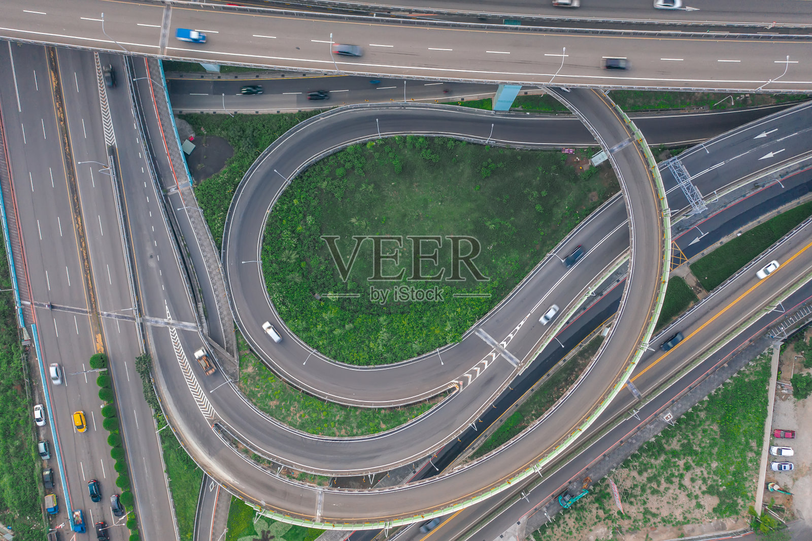 交通圈鸟瞰图，交通概念图像，公关市交通圈鸟瞰夜景使用无人机。照片摄影图片