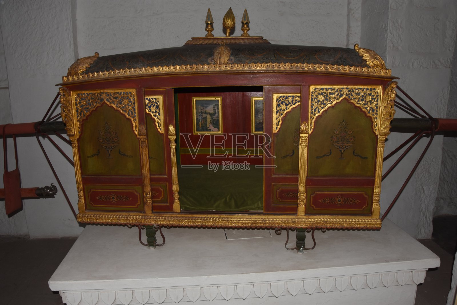 在拉贾斯坦邦焦特布尔著名的Maherangarh堡，女王的轿子照片摄影图片