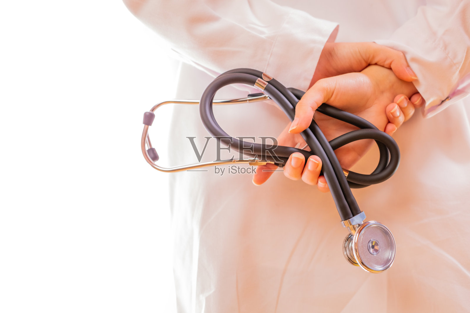 医生背后拿着听诊器照片摄影图片