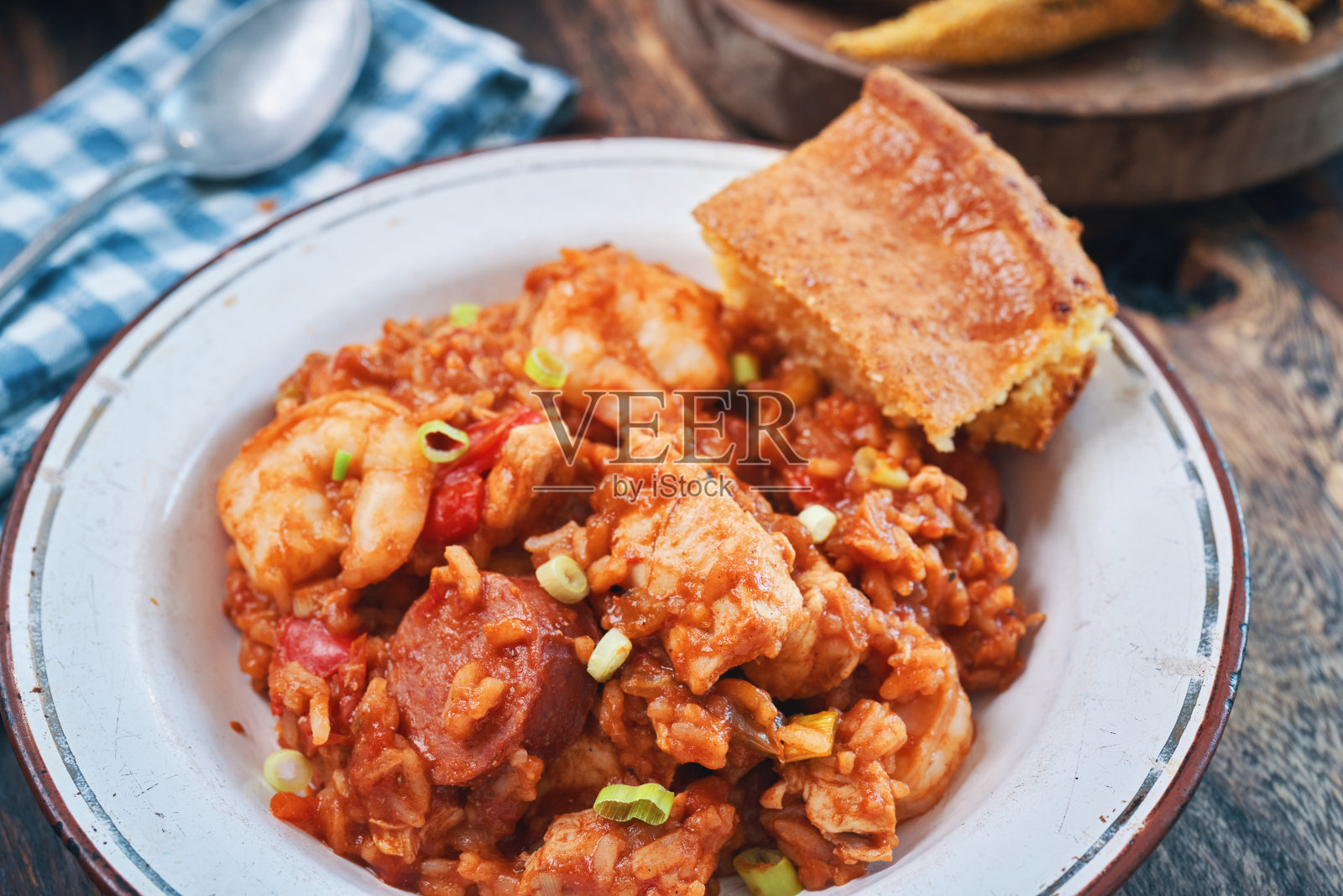 在铸铁锅中准备法式鸡、虾和香肠什锦饭照片摄影图片