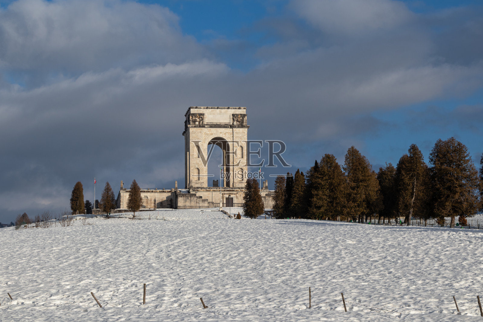 阿齐亚戈，二战阵亡纪念碑照片摄影图片