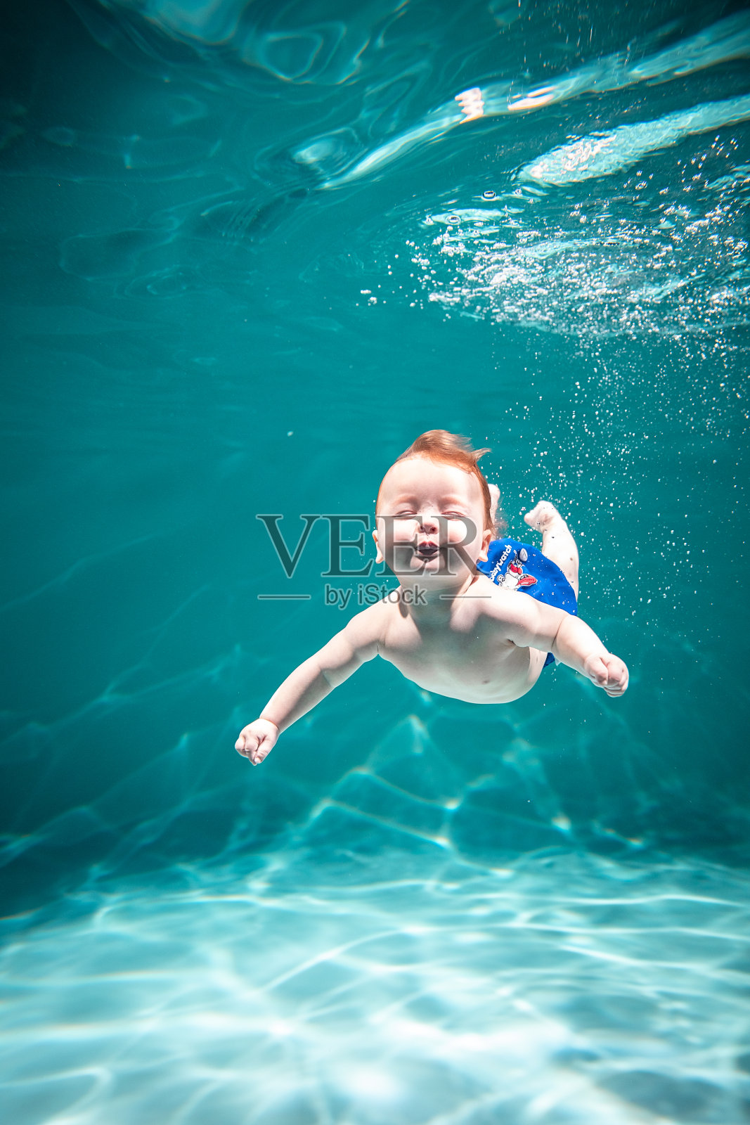 可爱的孩子在泳池里跳水。本空间照片摄影图片