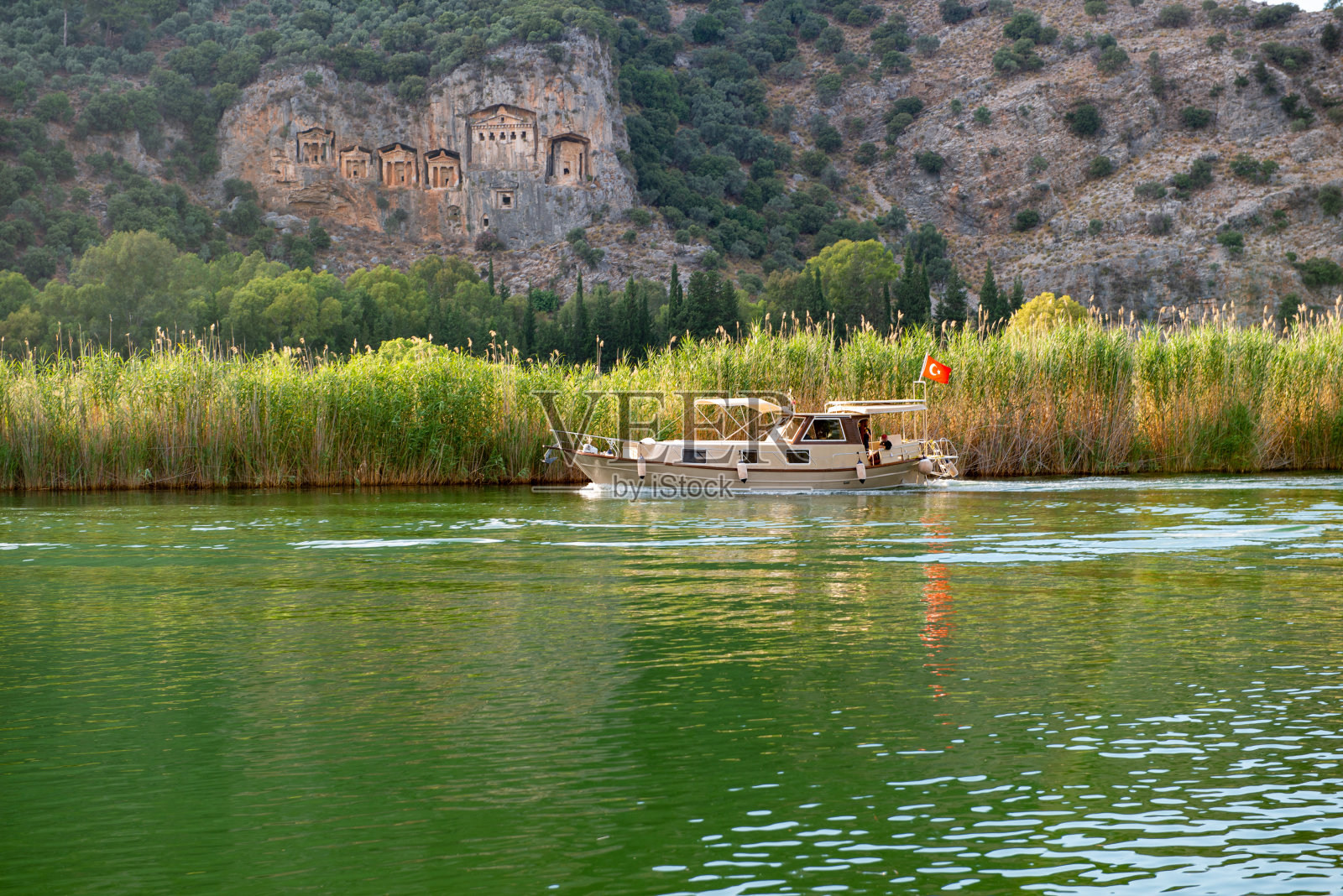 达利安，穆格拉-土耳其。在大岩城里西亚石墓的斜坡上看到的船只照片摄影图片