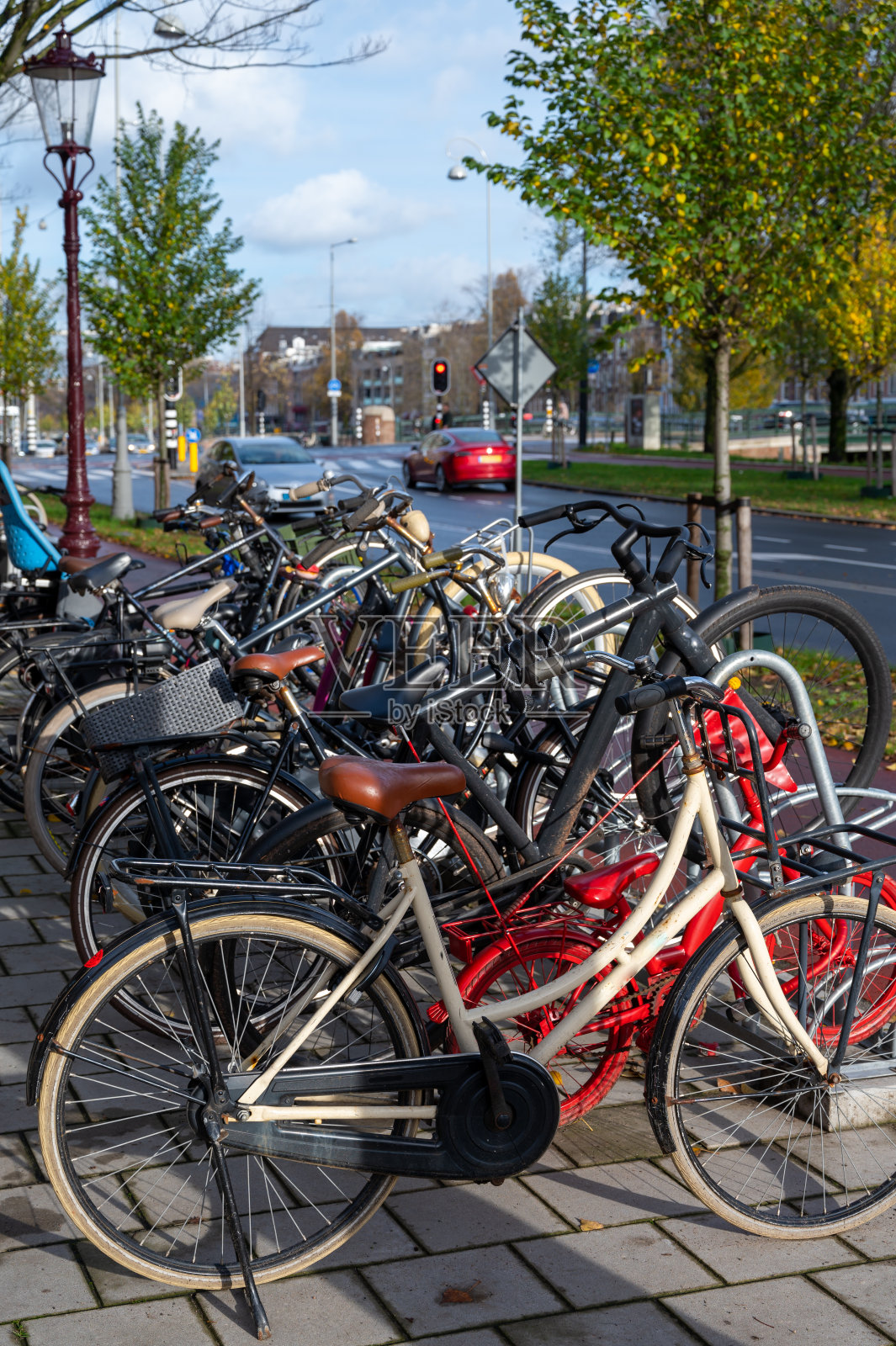 荷兰的城市生活和交通，阿姆斯特丹老城区的自行车停车场照片摄影图片