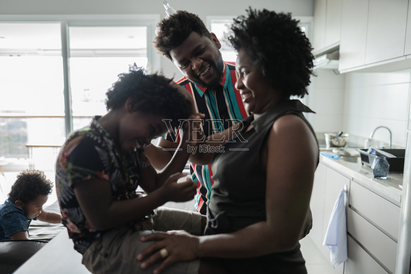 幸福家庭的厨房早晨谈话照片摄影图片