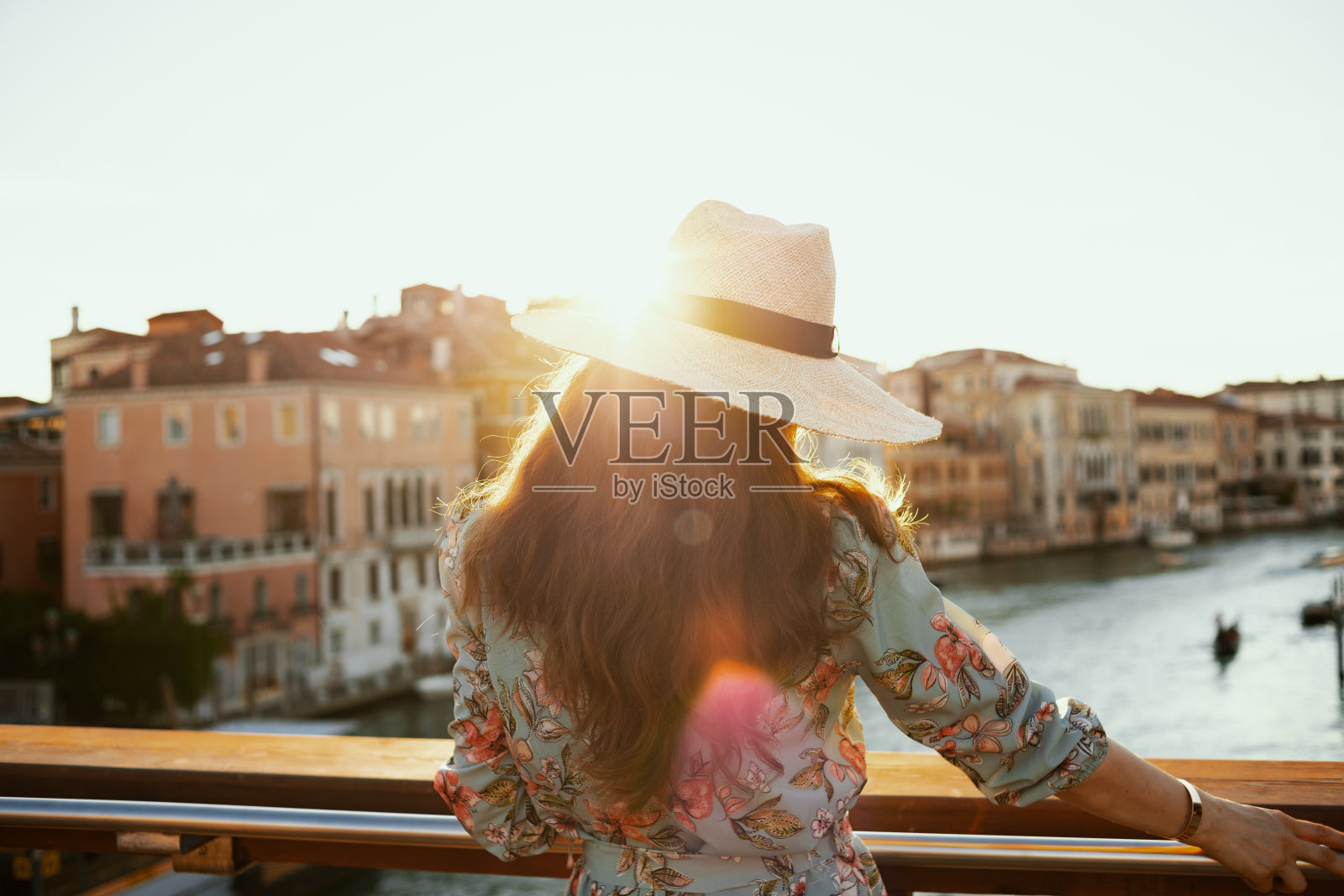 从后面看优雅的女人穿着碎花裙观光照片摄影图片