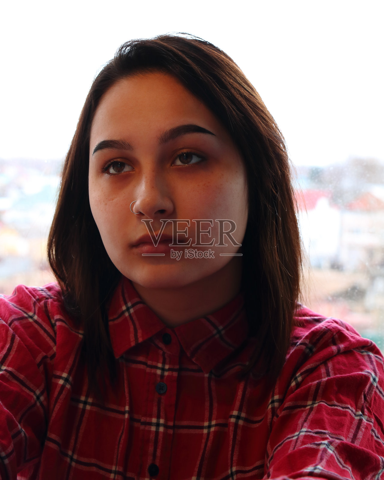 一张漂亮女人的照片，背景是一扇明亮的窗户照片摄影图片