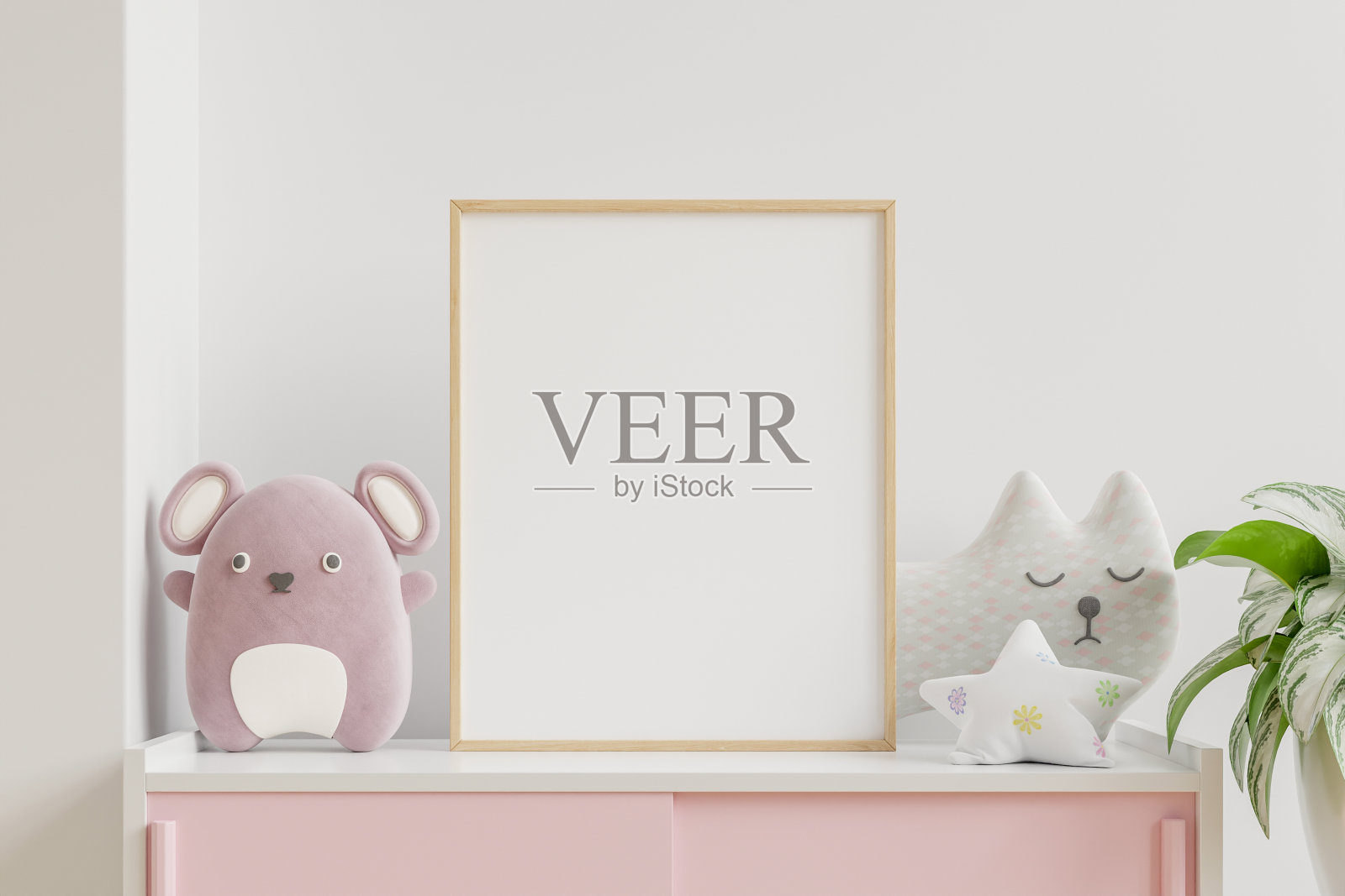 模拟海报在儿童房内部，海报在空白的白色墙壁背景。照片摄影图片