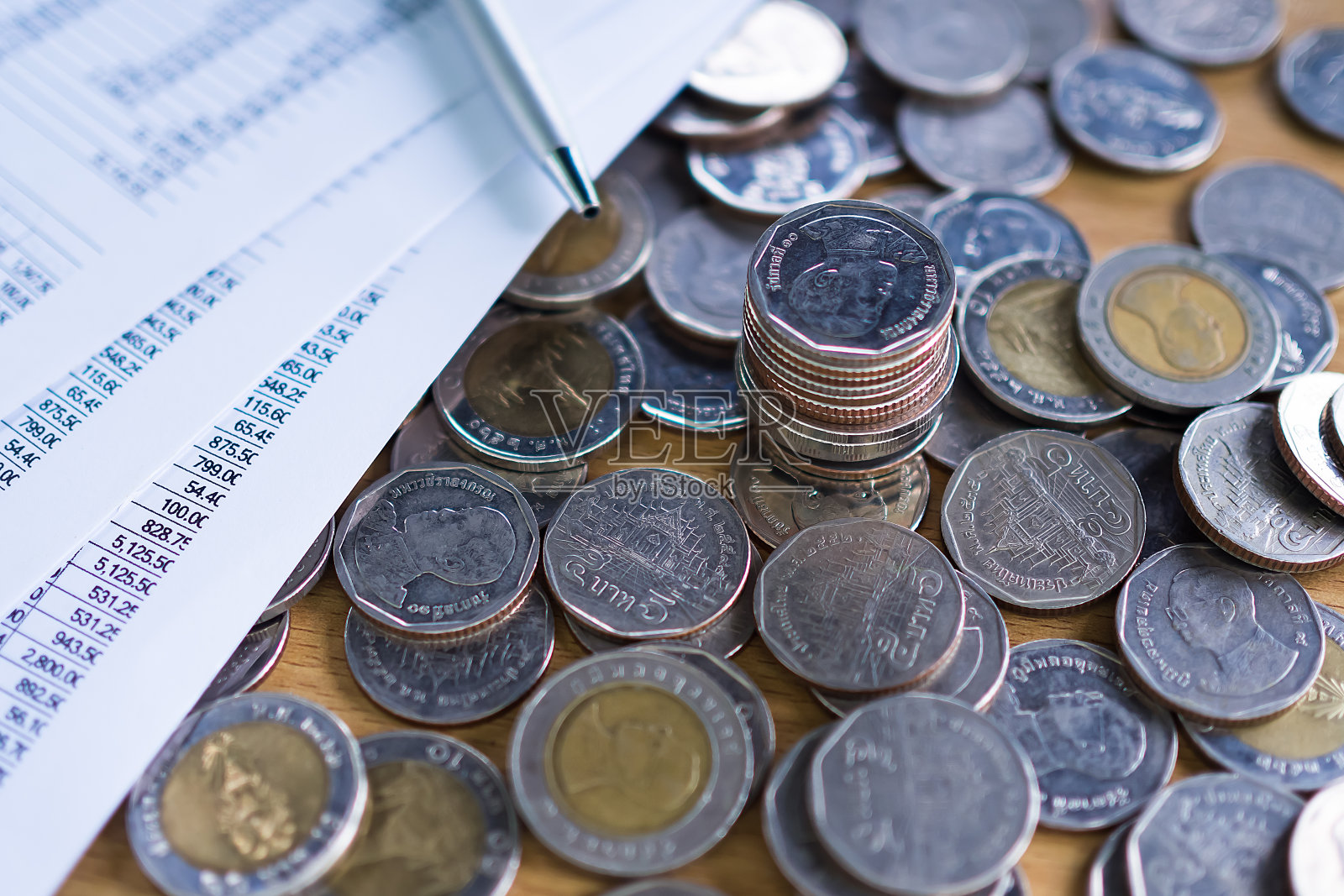 未来计划为2021年存钱的概念。硬币与文件上的木材背景。照片摄影图片