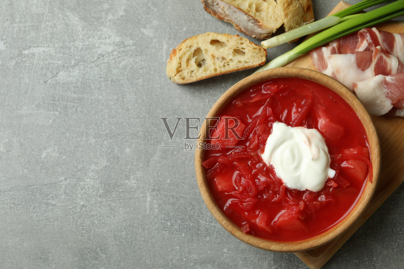 美味的概念与罗宋汤和配料在灰色的桌子上照片摄影图片