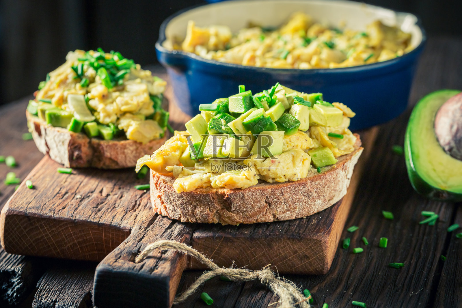 自制美味牛油果炒鸡蛋照片摄影图片