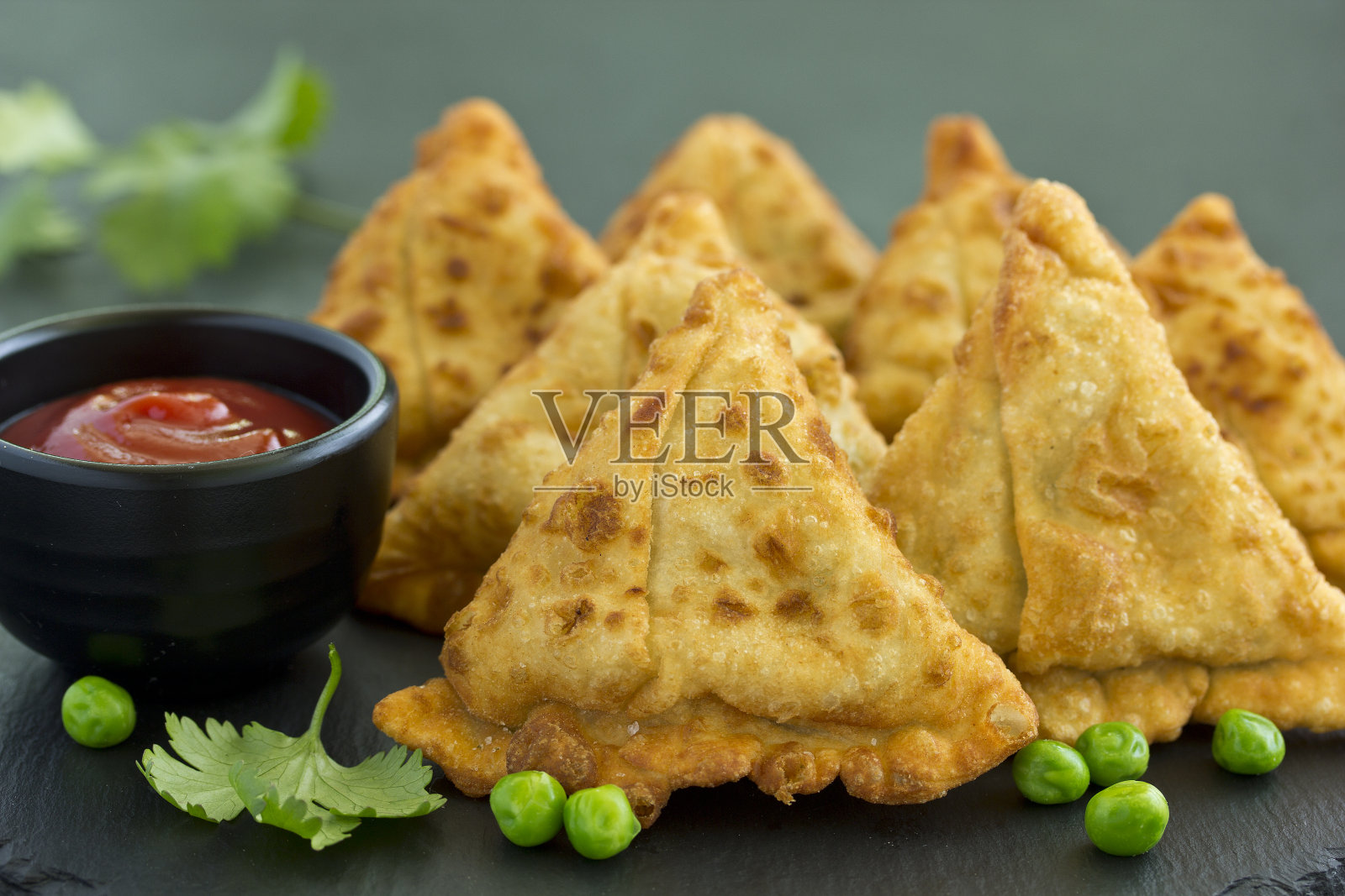 亚洲食品。素萨姆萨加蕃茄沙司照片摄影图片