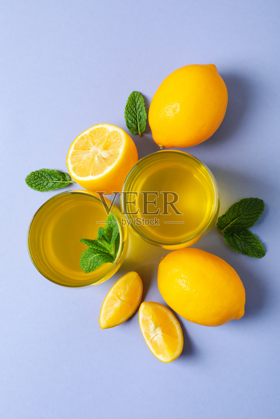 一杯柠檬果冻，柠檬片和薄荷在紫罗兰背景照片摄影图片