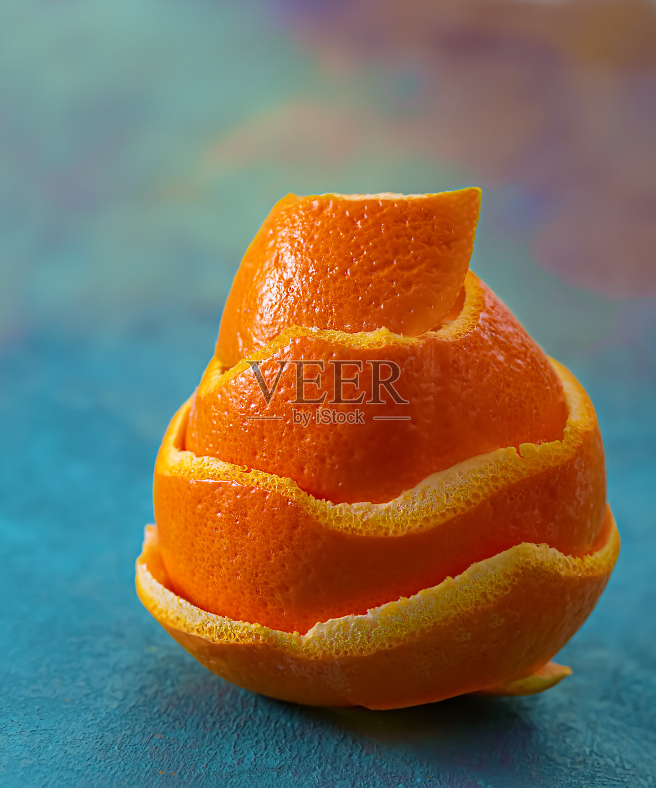 宏观柑橘果皮上的蓝色背景。柑橘皮花瓶的艺术形象。特写镜头和橘子的质感照片摄影图片