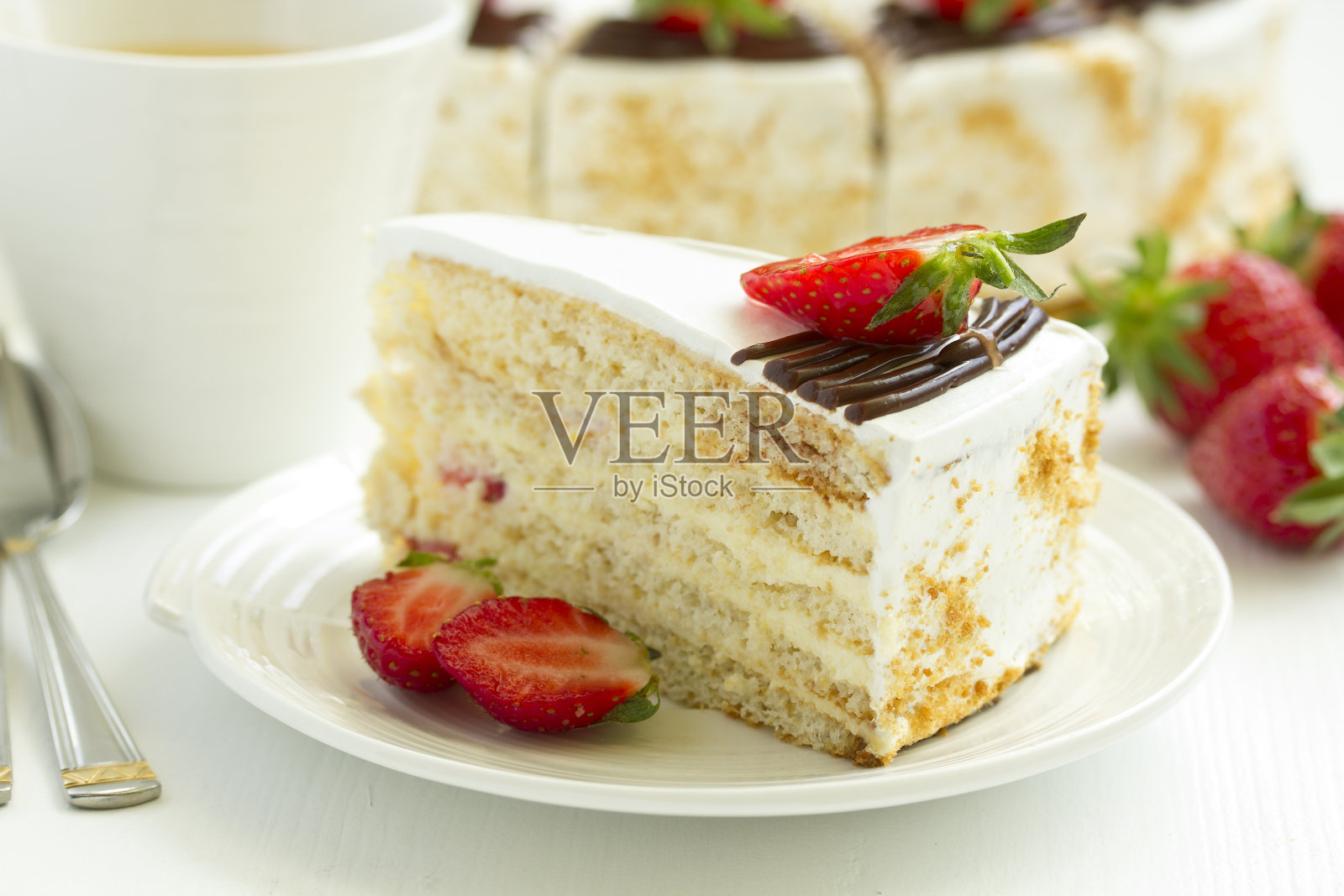 草莓奶油海绵蛋糕。有选择性的重点。照片摄影图片